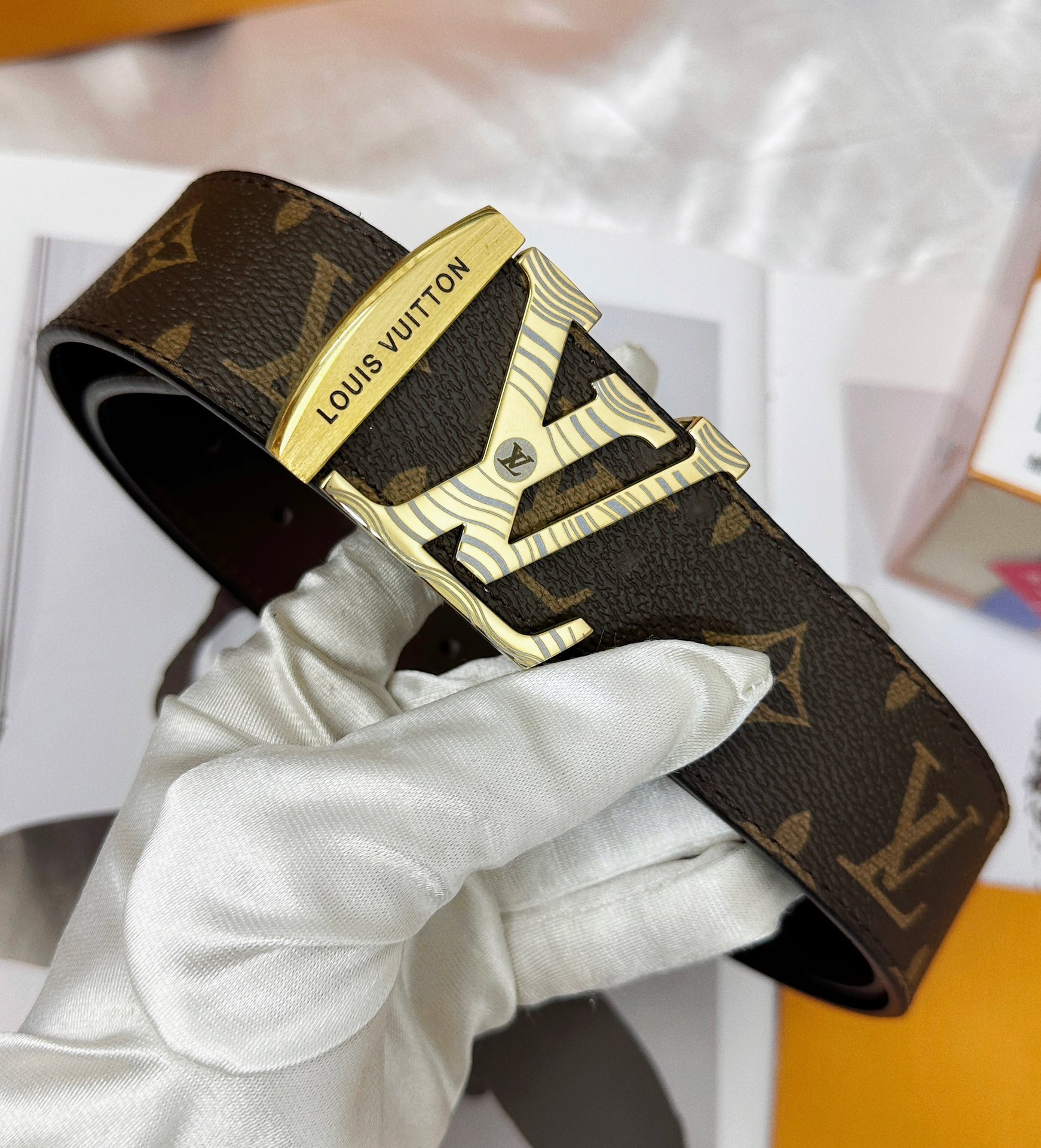 💯皮带：LV..路易..威登️✈️顶级复刻-P140
💯腰带：原单品质🐂百分百进口头层牛皮，保证真皮。雕花镂空🌟工艺.真空电镀.永不掉色.24K纯钢扣🌈头层老花，黑格，棕格，黑花，格仔系列，永恒经典款🎨双面可用✨专柜同等质量，  送人自用首选✈️
💯包装： 请认准如图专柜包装，赠送打孔器，银联发票，宽度4.0cm