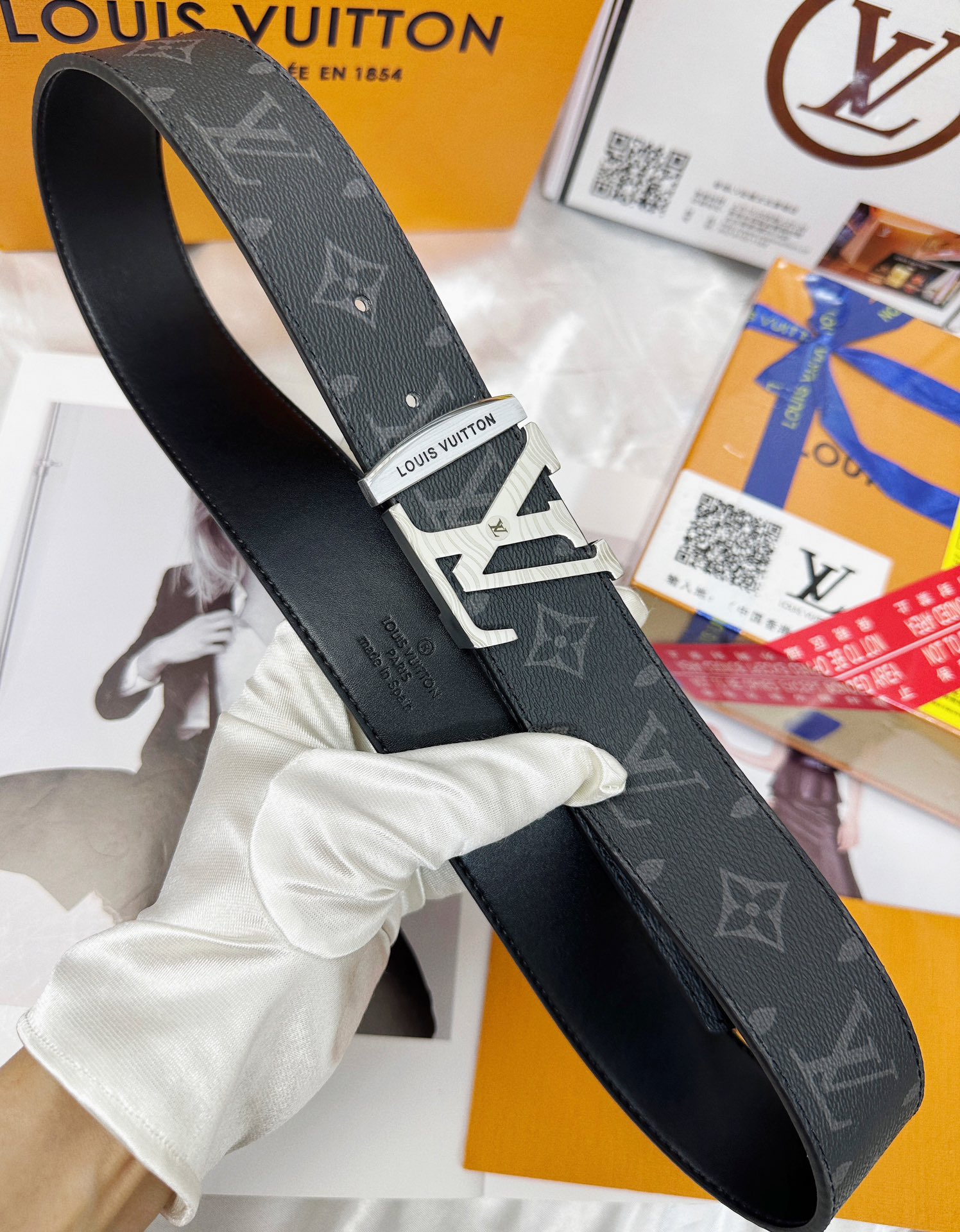 💯皮带：LV..路易..威登️✈️顶级复刻-P140
💯腰带：原单品质🐂百分百进口头层牛皮，保证真皮。雕花镂空🌟工艺.真空电镀.永不掉色.24K纯钢扣🌈头层老花，黑格，棕格，黑花，格仔系列，永恒经典款🎨双面可用✨专柜同等质量，  送人自用首选✈️
💯包装： 请认准如图专柜包装，赠送打孔器，银联发票，宽度4.0cm