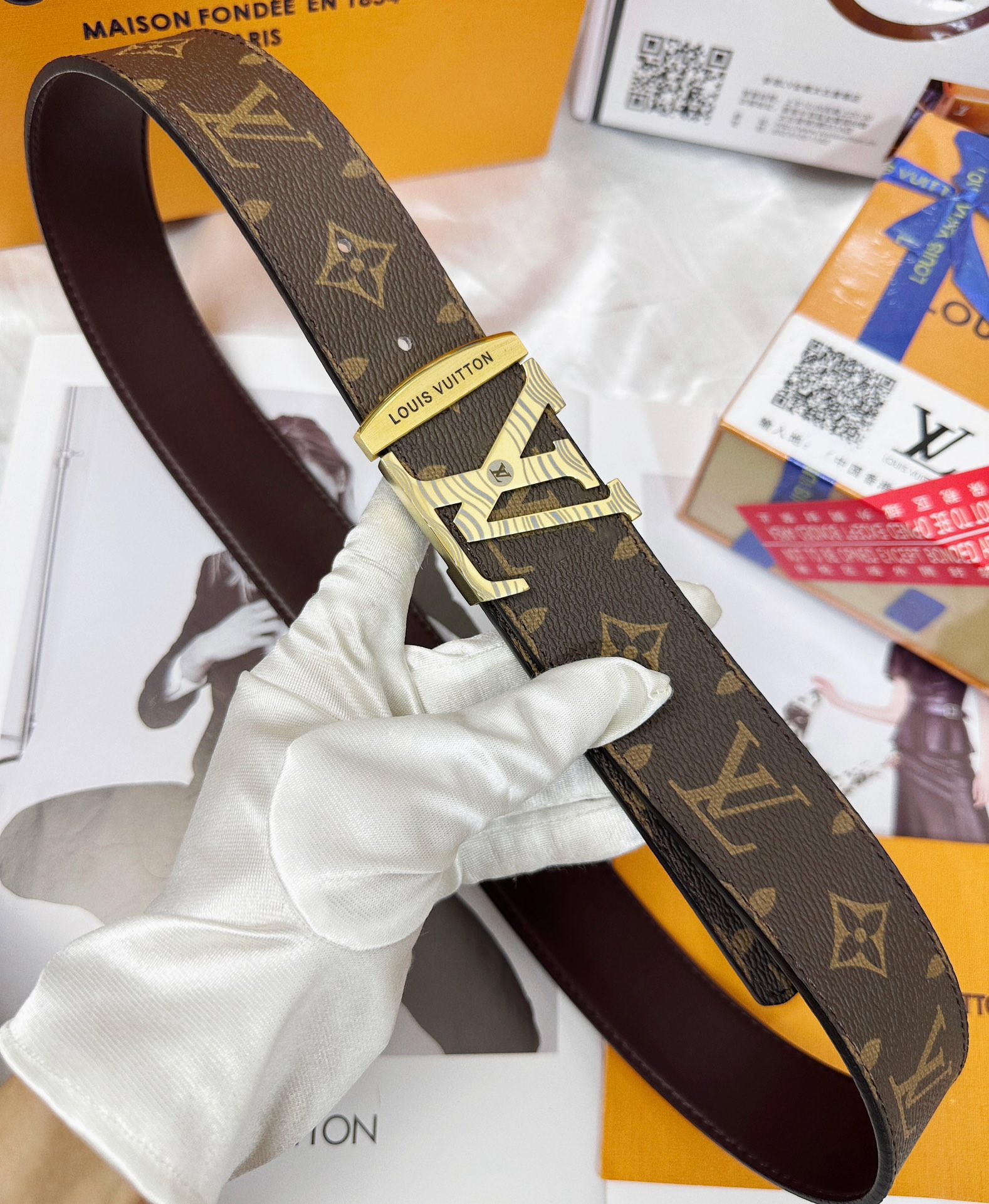 💯皮带：LV..路易..威登️✈️顶级复刻-P140
💯腰带：原单品质🐂百分百进口头层牛皮，保证真皮。雕花镂空🌟工艺.真空电镀.永不掉色.24K纯钢扣🌈头层老花，黑格，棕格，黑花，格仔系列，永恒经典款🎨双面可用✨专柜同等质量，  送人自用首选✈️
💯包装： 请认准如图专柜包装，赠送打孔器，银联发票，宽度4.0cm