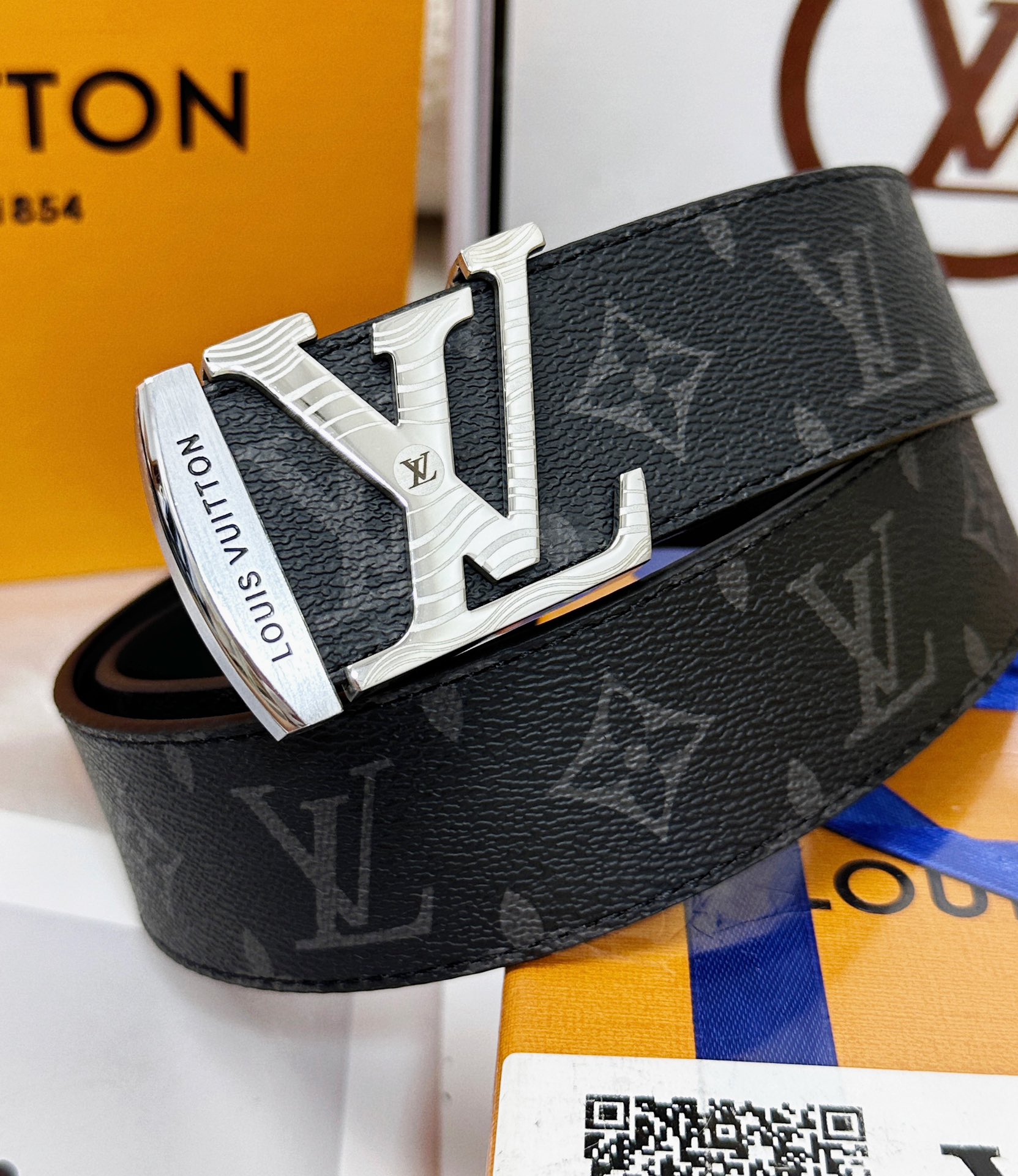 💯皮带：LV..路易..威登️✈️顶级复刻-P140
💯腰带：原单品质🐂百分百进口头层牛皮，保证真皮。雕花镂空🌟工艺.真空电镀.永不掉色.24K纯钢扣🌈头层老花，黑格，棕格，黑花，格仔系列，永恒经典款🎨双面可用✨专柜同等质量，  送人自用首选✈️
💯包装： 请认准如图专柜包装，赠送打孔器，银联发票，宽度4.0cm