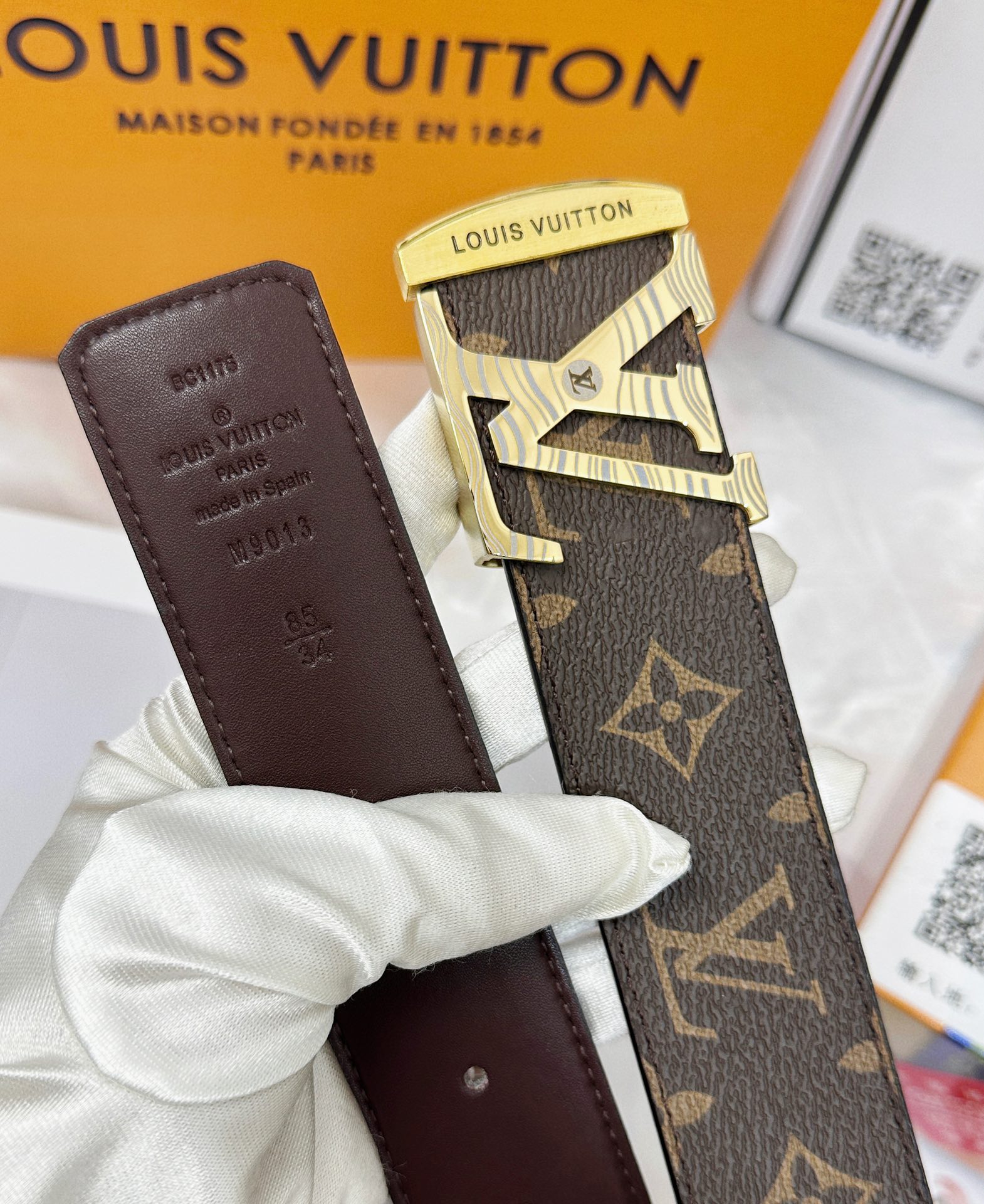 💯皮带：LV..路易..威登️✈️顶级复刻-P140
💯腰带：原单品质🐂百分百进口头层牛皮，保证真皮。雕花镂空🌟工艺.真空电镀.永不掉色.24K纯钢扣🌈头层老花，黑格，棕格，黑花，格仔系列，永恒经典款🎨双面可用✨专柜同等质量，  送人自用首选✈️
💯包装： 请认准如图专柜包装，赠送打孔器，银联发票，宽度4.0cm