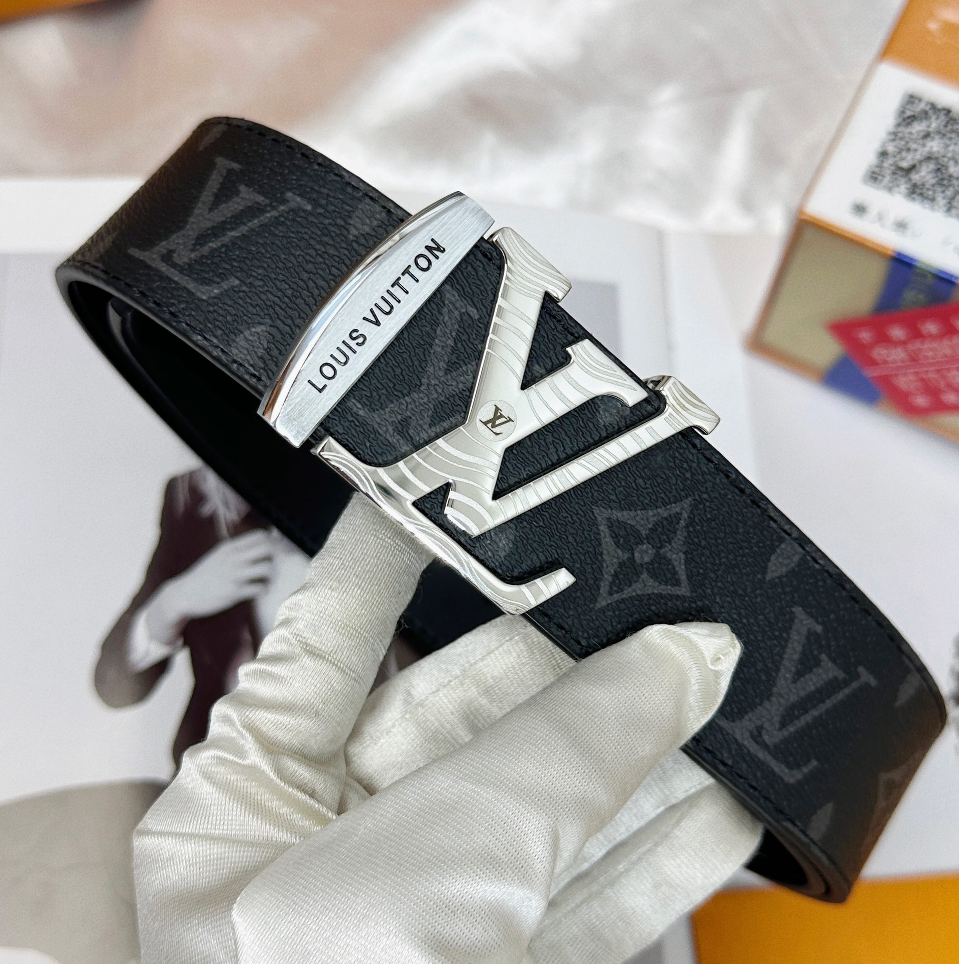 💯皮带：LV..路易..威登️✈️顶级复刻-P140
💯腰带：原单品质🐂百分百进口头层牛皮，保证真皮。雕花镂空🌟工艺.真空电镀.永不掉色.24K纯钢扣🌈头层老花，黑格，棕格，黑花，格仔系列，永恒经典款🎨双面可用✨专柜同等质量，  送人自用首选✈️
💯包装： 请认准如图专柜包装，赠送打孔器，银联发票，宽度4.0cm