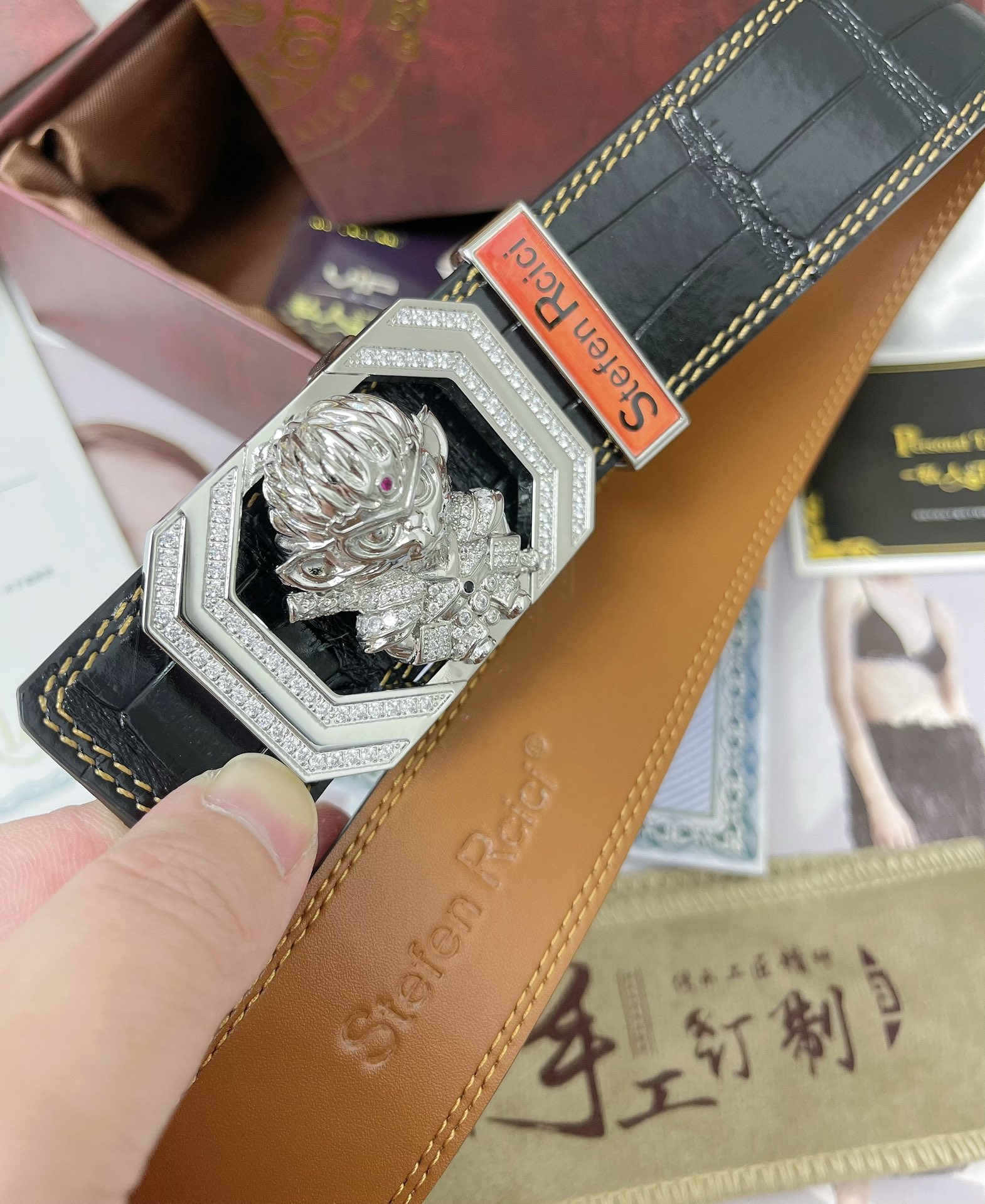 💯联名: 【黑神话·悟空】齐天大圣|战无不胜|
💯皮带: Stefen Rcici.史特芬.尼茨✈️典藏版P260
💯腰带: 顶级原单复刻.私人订制🌟高端特供
💯等级: 进口原厂头层鳄鱼皮纹路-24K纯钢材质.镶钻石💠真空电镀工艺.蓝宝石水晶设计🦅永不掉色.私人订制.特供限量典藏版🏅️
💯细节:原单出口大牌品质🐂百分百进口原厂头层牛皮,保证真皮。雕花镂空镶钻🌟工艺.真空电镀.永不掉色.24K纯钢扣材质🌈头层牛皮荔枝纹路🎨双面两用✨专柜正品同等质量.送人自用首选✈️
💯包装: 均配赠如图专柜全套礼盒包装,赠送打孔器,银联发票,宽度4.0cm
