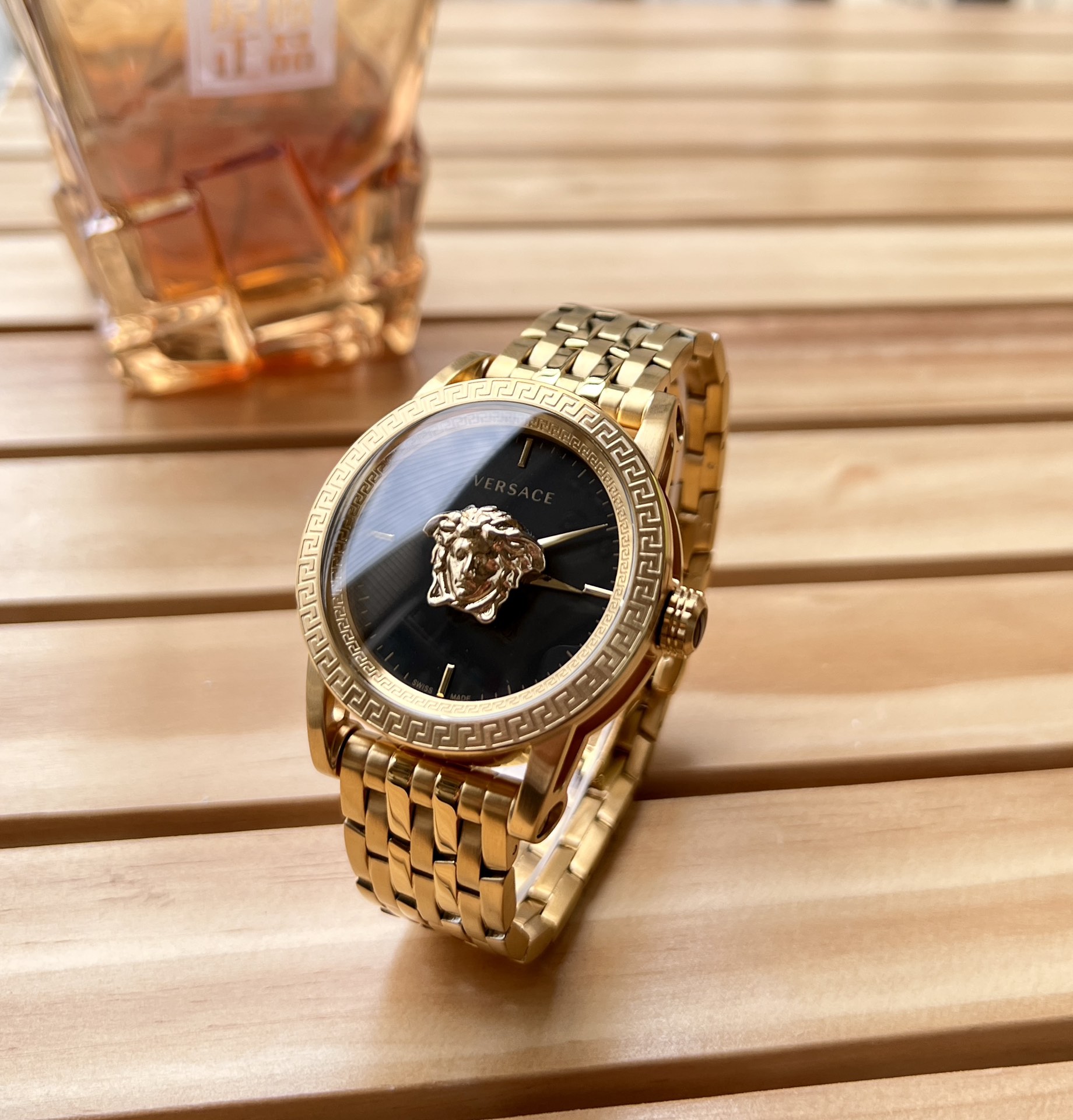 NO:157863,Original genuine. Original accessories VERSACE Versace Italian luxury brand, 3D relief Medusa avatar Simple double needle Luxury gold men's watches are the same source as major mainstream e-commerce platforms. Material 316L stainless steel movement imported Swiss RONDA 762.3 two-pin quartz movement Mirrored Lan Gem wear-resistant glass Strap 316 L stainless steel butterfly snap button Watch width 43mm lugs 22mm waterproof 50m (5 degrees) Italian luxury VERSACE Versace counter new model, 3D Medusa mysterious time in the center of the dial, simple double needles, hollow case, double layer sapphire glass, bezel double layer 3D ring engraved Versace Greek rewind pattern, equipped with Swiss quartz movement, stable performance, exquisite/exquisite, tempting moment that cannot be missed!  Here you can have a 50% discount on the counter here. The luxury of the wrist records every important moment of your life. His/her mood beats because of you, remembering your glorious journey.”, versace, versace19860909原单正品.原厂配件 VERSACE 范思哲 意大利奢华品牌,3D浮雕美杜莎头像 简约双针 豪金男士腕表各大主流电商平台同等货源. 材质316L精钢 机芯进口瑞士RONDA 762.3两针石英机芯 镜面兰宝石耐磨玻璃 表带316 L精钢蝴蝶按扣 表宽43mm 表耳22mm 防水50m(5度） 意大利奢华 VERSACE 范思哲专柜新款,表盘中央3D美杜莎神秘时间,简约双针,镂空表壳,双层蓝宝石玻璃,表圈双层3 D环刻范思哲希腊回纹,搭载瑞士石英机芯,性能稳定,匠心精致/精美绝伦,不能错过的诱惑时刻！这里不到专柜的2折的价格就能拥有她需配包装50 手腕间的豪气奢华,记录着你每一个重要的时刻,他/她的心情因你而跳动,铭记着你的辉煌历程.”,,versace,versace,Watch