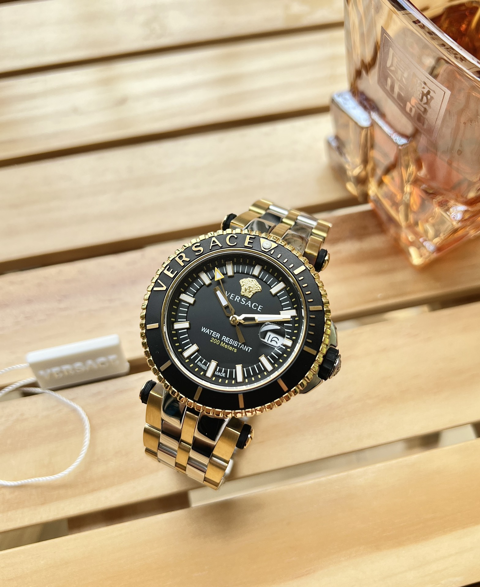 NO:157860,Original genuine. Original accessories VERSACE Versace Italian luxury brand, 3D relief Medusa avatar Sports diving black gold men's watches are the same as major mainstream e-commerce platforms. Material 316L stainless steel movement original imported Swiss quartz belt movement Mirror sapphire thickened diving glass Strap 316L stainless steel butterfly snap watch width 46mm lugs sealed type waterproof 200m (20 degrees) Italian luxury Versace Versace-V Race, sports men's watch VAK series, single rotating ring steel belt  Sports diving large dial men's watch, outer ring 3D embossed brand LOGO logo, 12 o'clock large dot super deep diving luminous, imported quartz movement, hardened sapphire glass, stainless steel strap with double snap button, easy to open, [color] 200 meters diving-grade waterproof, here you can own it at less than 10% off the price of the counter, she needs to be packaged with 50 