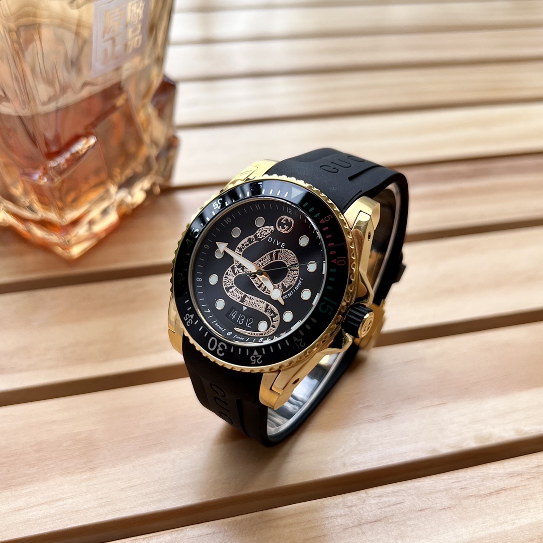 NO:388521,: Original genuine. Original accessories Gucci Italian luxury brand, black gold sports diving men's watches are the same as the mainstream e-commerce platforms. Material 316L stainless steel movement original imported Swiss quartz belt movement mirror sapphire diving glass strap diving rubber fitted stainless steel folding buckle watch width 45mm lugs 22 mm waterproof 200m (20 degrees) born in Florence luxury trend brand in Italy Gucci Dive series. Gold snake tape sports diving men's watch YA136219. Spirit snake is the essence of ancient Roman myth [color] The shed of the snake symbolizes continuous transformation and forward and youthful passion for enterprising spirit. Original imported 6-character window quartz movement, compression sapphire glass, diving rubber strap matching  Steel folding buckle, [color] 200 meters diving-grade waterproof. Here you can own it at less than 10% off the counter. She needs to be equipped with a packaging of 30. 'No matter where you are, as long as you have a dream, the sun will always penetrate the undercurrent and illuminate the direction you are moving forward, so that we will never stop on the road to progress.', gucci, gucci19860909: 原单正品.原厂配件 Gucci 古驰 意大利奢侈品牌,黑金运动潜水男士腕表各大主流电商平台同等货源. 材质316L精钢 机芯原装进口瑞士石英带历机芯 镜面蓝宝石潜水玻璃 表带潜水橡胶 配 精钢折叠扣 表宽45mm 表耳22 mm 防水200m(20度） 诞生于意大利佛罗伦萨奢侈潮牌 Gucci Dive系列.金蛇胶带运动潜水男表YA136219.灵蛇是古罗马神话的精髓[色]蛇的蜕皮象征着不断的蜕变向前和青春激情的进取之心 原装进口6字位带窗历石英机芯,抗压蓝宝石玻璃,潜水橡胶表带 搭配 精钢折叠扣,[色]200米潜水级防水 这里不到专柜的1折的价格就能拥有她需配包装30 “无论你身处何境,只要心怀梦想,阳光总会穿透暗流,照亮你前行的方向,让我们在进取之路上永不止步”,,gucci,gucci,Watch