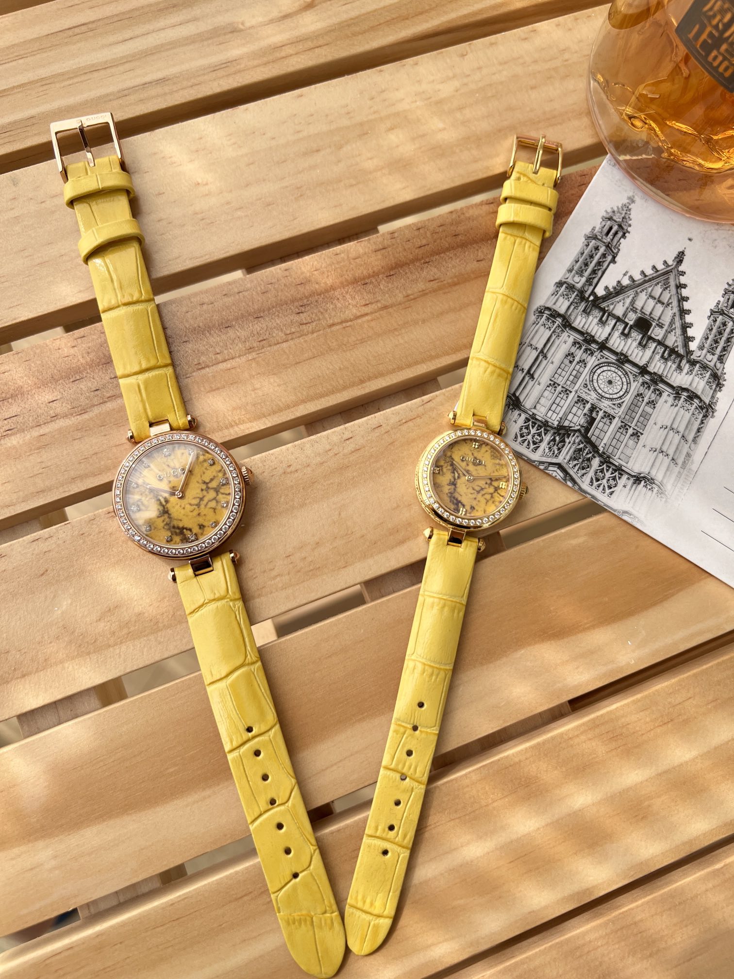 NO:143755,Original genuine. Original accessories Gucci Italian luxury brand, Huaxia Huang specific European and American version, the same supply of major foreign mainstream e-commerce platforms. Material 316L stainless steel movement original imported Swiss quartz movement Mirror sapphire wear-resistant glass strap genuine leather pin buckle Width 27mm~32mm Luggage gong rod sealed waterproof 30m (3 degrees) Italian Florence luxury brand GUCCI, while retaining the turquoise natural water wave aquatic grass pattern, special craftsmanship to make the dial fashionable and beautiful/atmospheric and gorgeous. The case color is available in rose gold and gold. ♀【small 27mm~large 32mm】♀ Color bright and fashionable/thriving. Here you can own it at less than 10% off the price of the counter. It needs to be equipped with a packaging of 30  