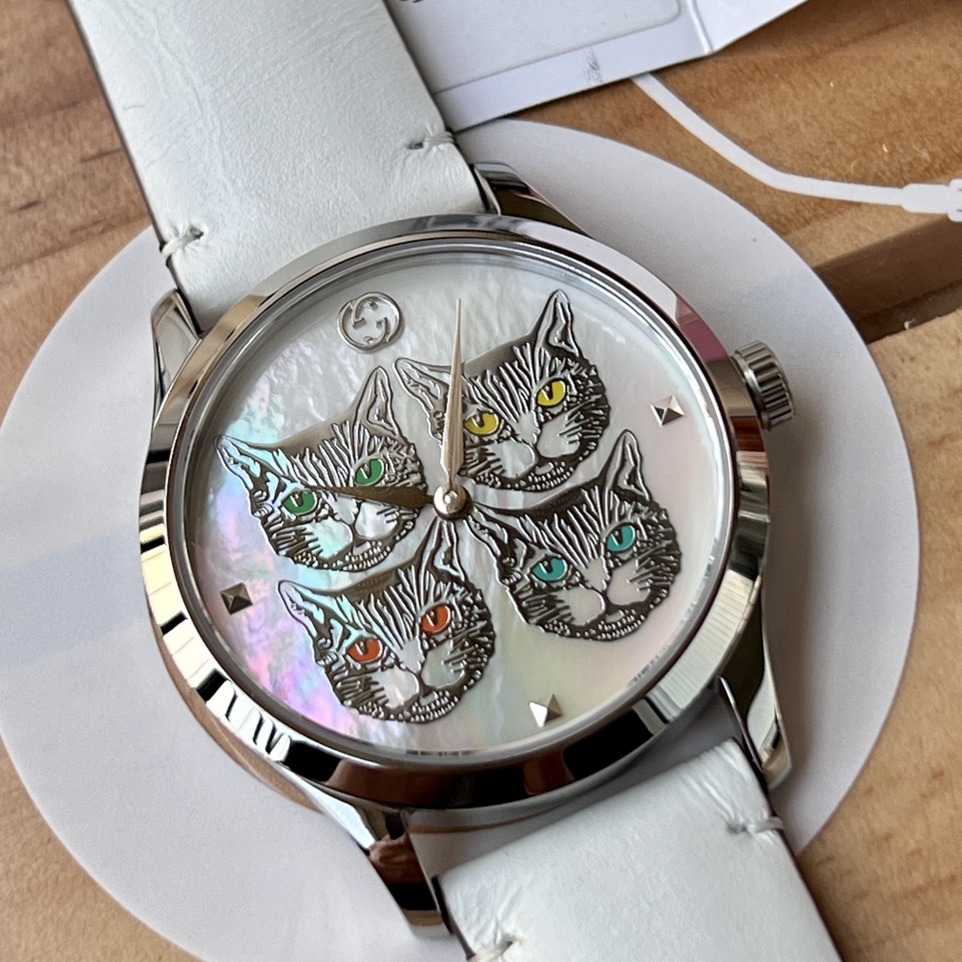 NO:388531,Original genuine. Original accessories Gucci Gucci. G-Timeless series Fashion age-reducing watches. The same supply of major mainstream e-commerce platforms. Material 316L stainless steel movement original imported Swiss quartz movement Mirror synthetic sapphire glass Watch strap Gucci special leather pin buckle Watch width 38mm lugs 20mm waterproof 50m (5 degrees) Luxury trendy brand in Florence, Italy GUCCI. The natural fritillar carved four cute 'Hakimi Hakimi' on the surface. The favorite of cute cats The silent companionship of cats allows you to find a touch of tranquility and elegance in the noisy world. Each piece is engraved with an independent number. Here you can own it for less than 10% off the price of the counter. It needs to be packaged for 30  'Loving cats is like loving yourself, warm and selfless. It expresses love for us in a unique way, allowing us to feel the warmth and happiness of home.', gucci, gucci19860909原单正品.原厂配件Gucci 古驰.G-Timeless 系列 时尚减龄腕表.各大主流电商平台同等货源. 材质316L精钢 机芯原装进口瑞士石英机芯 镜面人工合成蓝宝石玻璃 表带Gucci特制真皮针扣 表宽38mm 表耳20mm 防水50m(5度） 意大利佛罗伦萨奢侈潮牌 GUCCI.天然贝母表面上雕刻着四只可爱的“哈基米哈基米” 可爱喵星人的最爱 猫咪的无言陪伴,让你在喧嚣的世界中找到了一丝宁静与优雅. 每一支都刻有独立编号 这里不到专柜的1折的价格就能拥有他需配包装30 “爱猫咪,就像爱自己,温暖而无私,它用独特的方式表达对我们的爱,让我们感受到家的温馨和幸福.”,,gucci,gucci,Watch