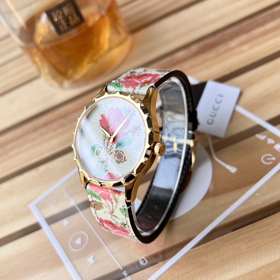NO:388368,Original genuine. Original accessories Gucci Gucci. G-Timeless series Geranium flower watches. The same source of supply for major mainstream e-commerce platforms. Material 316L stainless steel movement original imported Swiss quartz movement mirror synthetic sapphire glass strap Gucci special leather pin buckle watch width 38mm lugs 20mm waterproof 50m (5 degrees) Italian Florence luxury trend brand GUCCI. Geranium flower language has many meanings, mainly meaning 'happiness is around you' means happiness and beauty in life. It represents the love and yearning for life, and the pursuit of a happy life. This flower language means that people should cherish the people and things around them, feel the happiness in life, and let happiness always accompany them. Each piece is engraved with an independent number  Here you can own it at less than 10% off the counter price and need to pack it with 30. 'Flowers are not spring, take a spring watch for outings.', gucci, gucci19860909原单正品.原厂配件Gucci 古驰.G-Timeless 系列 天竺葵花腕表.各大主流电商平台同等货源. 材质316L精钢 机芯原装进口瑞士石英机芯 镜面人工合成蓝宝石玻璃 表带Gucci特制真皮针扣 表宽38mm 表耳20mm 防水50m(5度） 意大利佛罗伦萨奢侈潮牌 GUCCI. 天竺葵 花语寓意很多,主要寓意是“幸福就在身边”寓意着生活中的幸福和美好.它代表着对生活的热爱和向往,以及对幸福生活的追求.这种花语寓意着人们应该珍惜身边的人和事,感受生活中的点滴幸福,让幸福常伴左右 . 每一支都刻有独立编号 这里不到专柜的1折的价格就能拥有他需配包装30 “无花鸟不春天,带上一款春天的腕表踏青去.”,,gucci,gucci,Watch