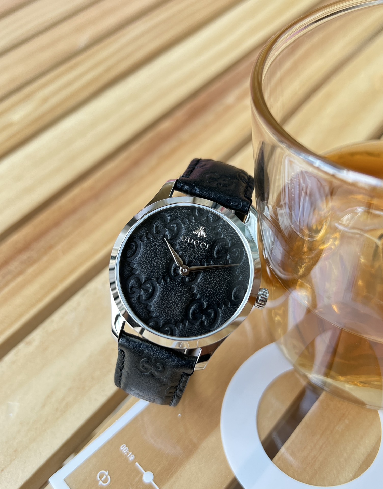 NO:388375,Original genuine. Original accessories Gucci Gucci. G-Timeless series Fashion neutral temperament watches. The same source of major mainstream e-commerce platforms. Material 316L stainless steel movement original imported Swiss quartz movement Mirror synthetic sapphire glass Watch strap Gucci special leather pin buckle Watch width 27mm/38mm Lugs 20mm Waterproof 50m (5 degrees) Luxury trendy brand in Florence, Italy G-Timeless series Black disc leather texture print Good-looking retro style, handsome guys and beauties can wear it. Give your wife and husband New Year gift. Each piece is engraved with an independent number. Here you can own it for less than 10% off the price of the counter. It needs to be packaged for 30  'Waiting every minute and companionship every year, I send you a watch to bring you good luck and happiness. I hope you can reach the other side of happiness on time every day, and every moment is filled with sunshine and laughter.', gucci, gucci19860909原单正品.原厂配件Gucci 古驰.G-Timeless 系列 时尚中性气质腕表.各大主流电商平台同等货源. 材质316L精钢 机芯原装进口瑞士石英机芯 镜面人工合成蓝宝石玻璃 表带Gucci特制真皮针扣 表宽27mm/38mm 表耳20mm 防水50m(5度） 意大利佛罗伦萨奢侈潮牌 GUCCI. G-Timeless系列 黑盘皮革质感印花 好看的复古风,帅哥美女都可戴.送老婆送老公新年礼物. 每一支都刻有独立编号 这里不到专柜的1折的价格就能拥有他需配包装30 “分秒不差的守候,岁岁年年的陪伴,送块手表给你带来好运和幸福,愿你每天都能准时到达幸福的彼岸,每一刻都充满阳光和欢笑.”,,gucci,gucci,Watch