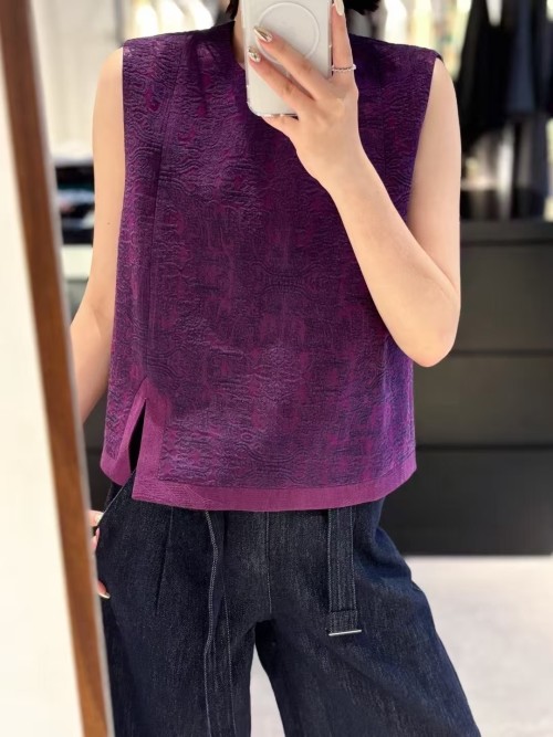 Elegant Silk Blend Jacquard Vest - Unique Design, Luxurious & Versatile 1 Elegant Silk Blend Jacquard Vest - Unique Design, Luxurious & Versatile