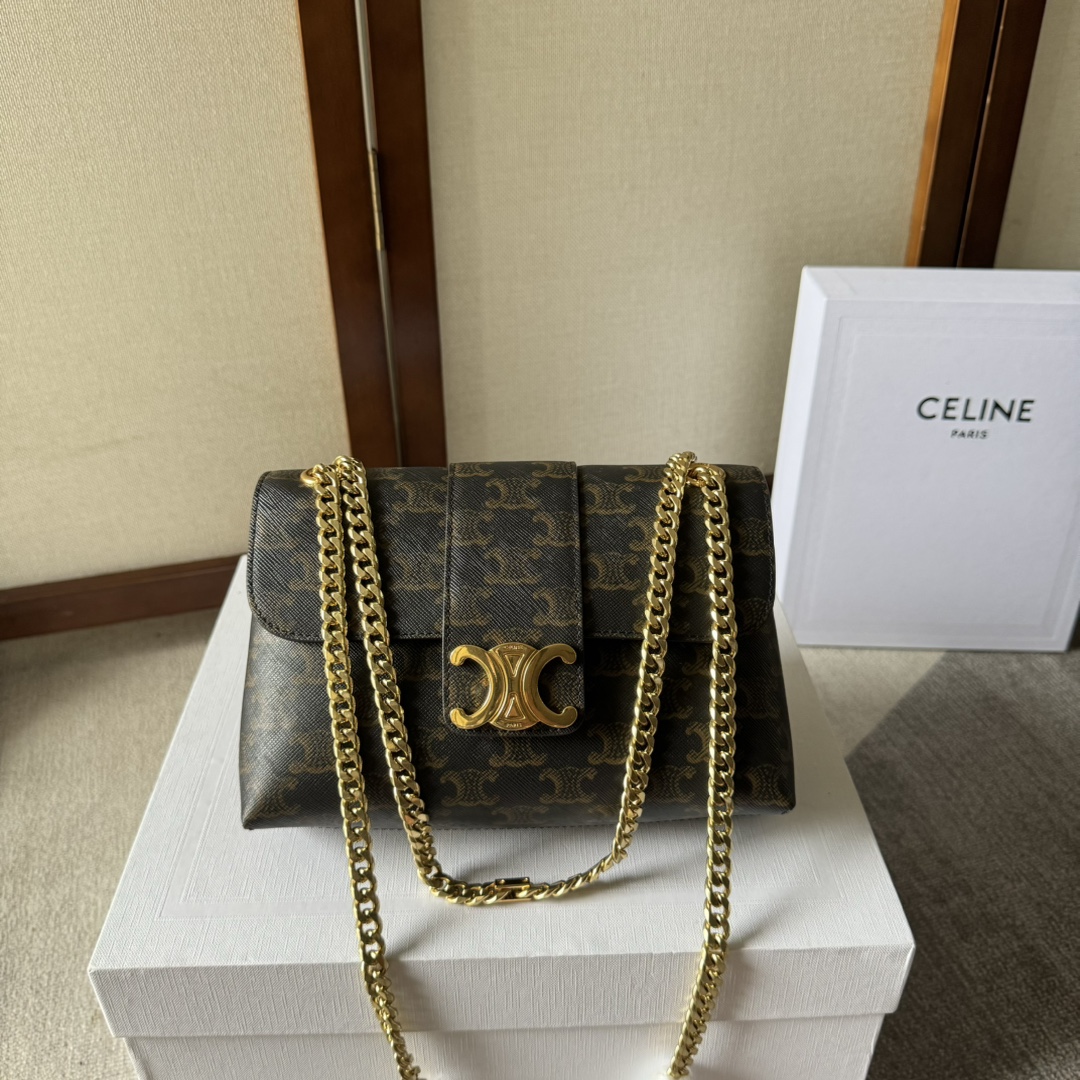 NO:206441,CELIN_E ｜TEEN VICTOIRE small soft cowhide leather handbag CELINE finally released a bag that can be worn on one shoulder or crossbody. The latest style of Celine SU24 - Victoire Victorie has the meaning of victory and also the meaning of triumph. The long-lost chain Arc de Triomphe bag. The same style of many celebrities~ It uses high-end natural grained calfskin. The small trumpet is more playful and cute. The high-end grain and soft feel. The all-steel chain is as comfortable as before. It is also the super shiny of jewelry craftsmanship.  Cowhide, sheepskin lining, gold finish, crossbody and shoulder back, all-steel TRIOMPHE snap closure, 2 main compartments, 1 inner flat pocket, 1 inner central zipper pocket, all-steel metal slide chain, minimum length 26 cm and maximum length 47 cm Size 23.5 X 14 X 8 cm Number 116593, Celine, celine, celine, cowhide, sheepskin19860909CELIN_E ｜TEEN VICTOIRE小号柔软牛皮革手袋 CELINE终于出了一款可单肩可斜挎的包包 Celine SU24最新款式-Victoire Victorie有胜利的意思 亦有凯旋的含意 久违的链条凯旋门包包 众多明星同款～ 采用了高级天然粒纹小牛皮 小号更加俏皮可爱 高级感的粒面和柔软的手感 全钢链条一如以往采用了三角形切割舒适感100分 也是珠宝工艺的超级闪亮 牛皮革,羊皮革衬里,金色饰面,可斜挎和肩背,全钢TRIOMPHE按扣开合,2个主隔层,1个内侧扁平口袋,1个内侧中央拉链口袋,全钢金属滑链,最小长度26厘米和最大长度47厘米 尺寸23.5 X 14 X 8厘米 编号116593,赛琳celine,celine,celine,cowhide,sheepskin,Bag