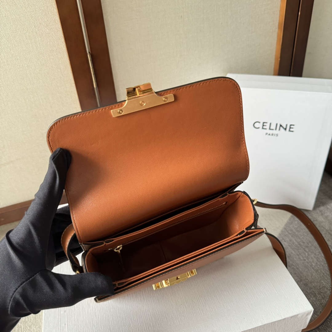 Celine Teen Triomphe Bag: Classic Design with Signature Double C Clasp 9 i1713090783 3538 5