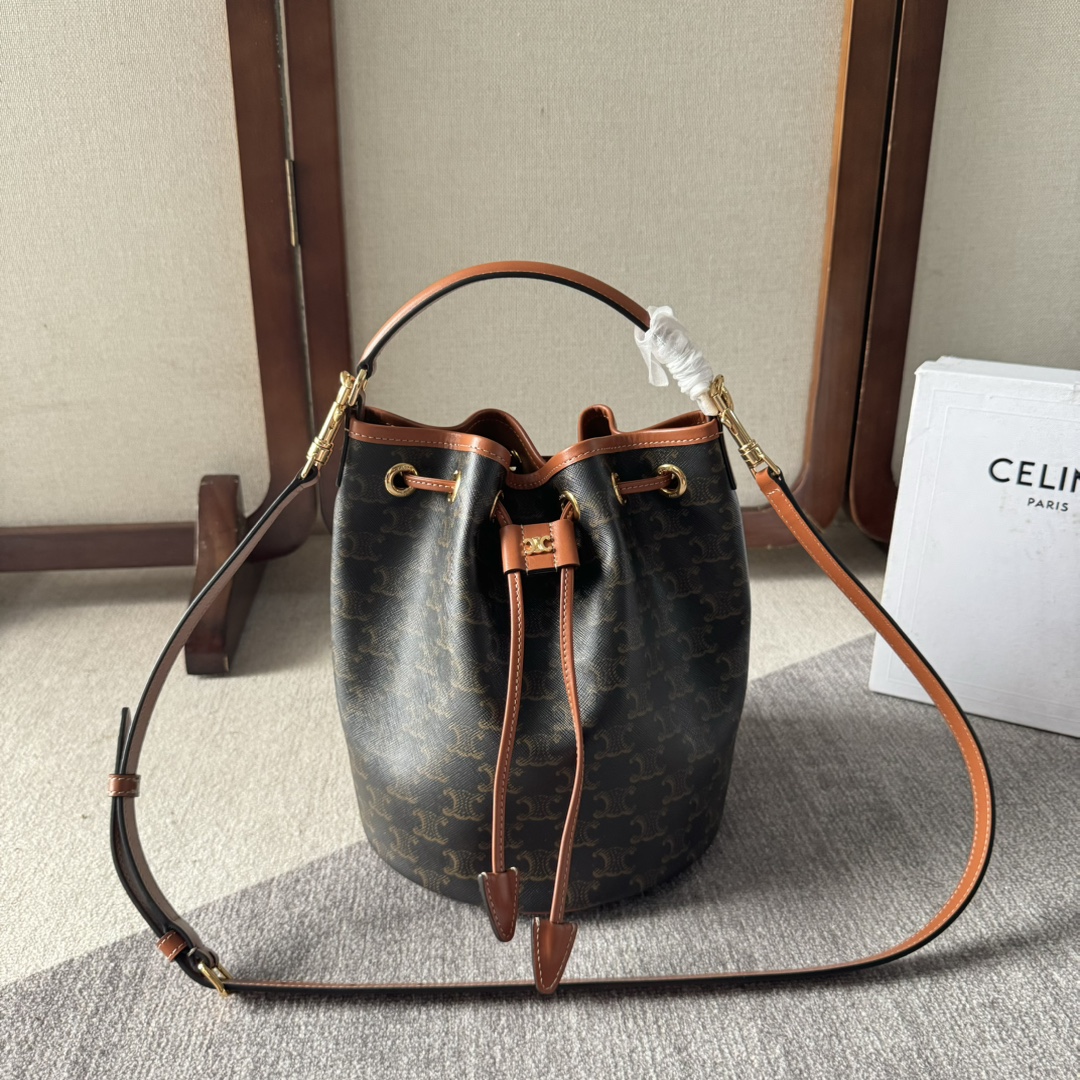 NO:212087,Celine New Old-fashioned Bucket Report CLARA logo printed cowhide handbag logo printed, cowhide leather edging Fabric lining Gold finish Hand, shoulder and crossbody Drawstring leather lace 1 leather handle 4 inches (9 cm) 1 removable and adjustable shoulder strap Minimum length 17 inches (47 cm) Maximum length 20 inches (53 cm) Dimensions: 8X9X8 inches (20X24X20 cm) Model: 116882, Celine, christian louboutin, celine, celine, cowhide19860909Celine新款 老花水桶报道 CLARA标志印花牛皮革手袋标志印花,牛皮革包边 织物衬里 金色饰面 手提、肩背和斜挎 抽绳皮革系带1个皮革提手长4英寸(9厘米） 1条可拆卸和可调节肩带 最小长度17英寸(47厘米) 最大长度20英寸(53厘米） 尺寸:8X9X8英寸(20X24X20厘米) 型号:116882,赛琳celine,christian louboutin,celine,celine,cowhide,Bag