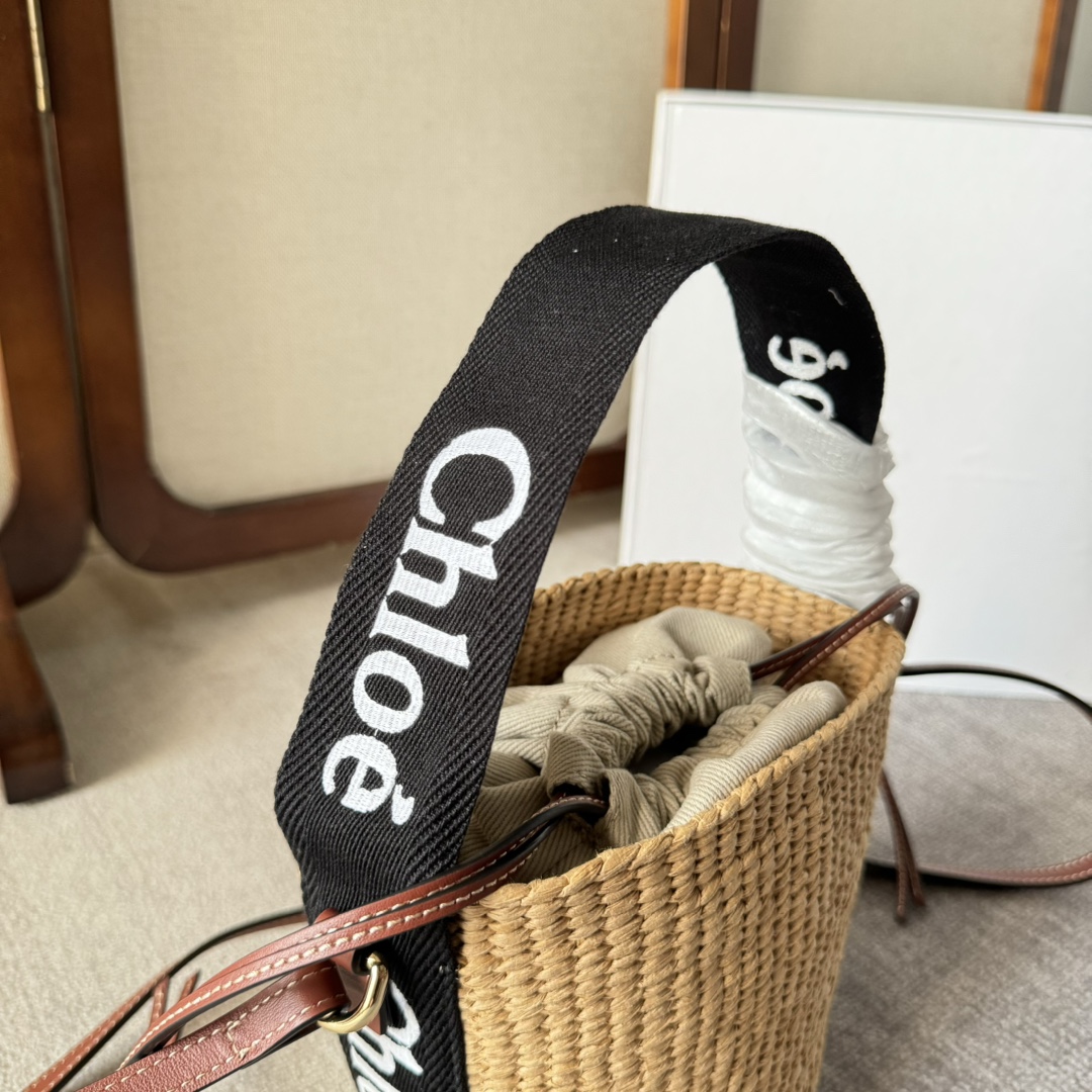 p520。 23S Chloe Woody丹宁编编织草编水桶包💙
         
水桶包在女生的购包选择中是受欢迎程度极高的包款，兼具了实用性、百搭及时尚造型，Chloe这款Woody草编水桶包采用纯手工编织的桶型篮子状的可爱包型轮廓，营找出轻松、自由的夏日态度。有二个尺寸！搭配原版专属礼品袋（蝴蝶结）🎀
型号：6048 #丹宁牛仔
尺寸：17*16*16cm 
