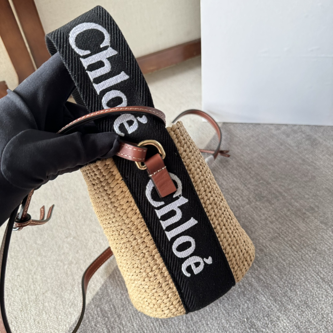 p520。 23S Chloe Woody丹宁编编织草编水桶包💙
         
水桶包在女生的购包选择中是受欢迎程度极高的包款，兼具了实用性、百搭及时尚造型，Chloe这款Woody草编水桶包采用纯手工编织的桶型篮子状的可爱包型轮廓，营找出轻松、自由的夏日态度。有二个尺寸！搭配原版专属礼品袋（蝴蝶结）🎀
型号：6048 #丹宁牛仔
尺寸：17*16*16cm 
