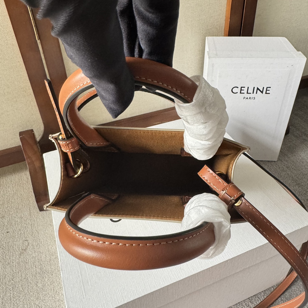 p450。 Celine Triomphe Mini Cabas
搭配小精灵 CP最强阵容〰️简直不要太可爱啦啦～涉猎广众仙姐姐～停止不了的魅力🤳🏻
款号：194372 米棕色
尺寸：17-21-4 （配原版包装）