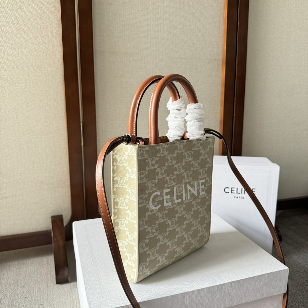 p450。 Celine Triomphe Mini Cabas
搭配小精灵 CP最强阵容〰️简直不要太可爱啦啦～涉猎广众仙姐姐～停止不了的魅力🤳🏻
款号：194372 米棕色
尺寸：17-21-4 （配原版包装）