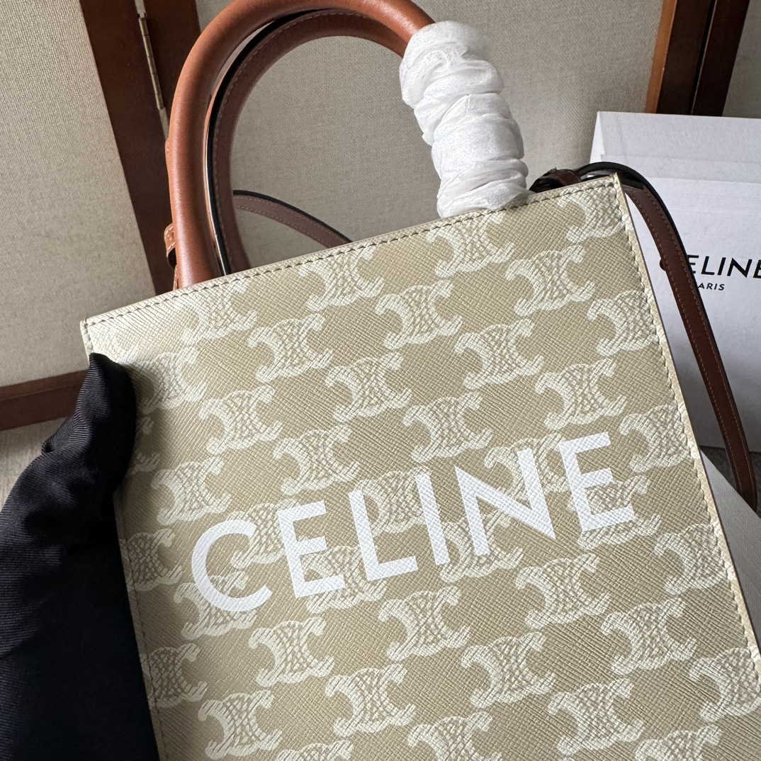 p450。 Celine Triomphe Mini Cabas
搭配小精灵 CP最强阵容〰️简直不要太可爱啦啦～涉猎广众仙姐姐～停止不了的魅力🤳🏻
款号：194372 米棕色
尺寸：17-21-4 （配原版包装）