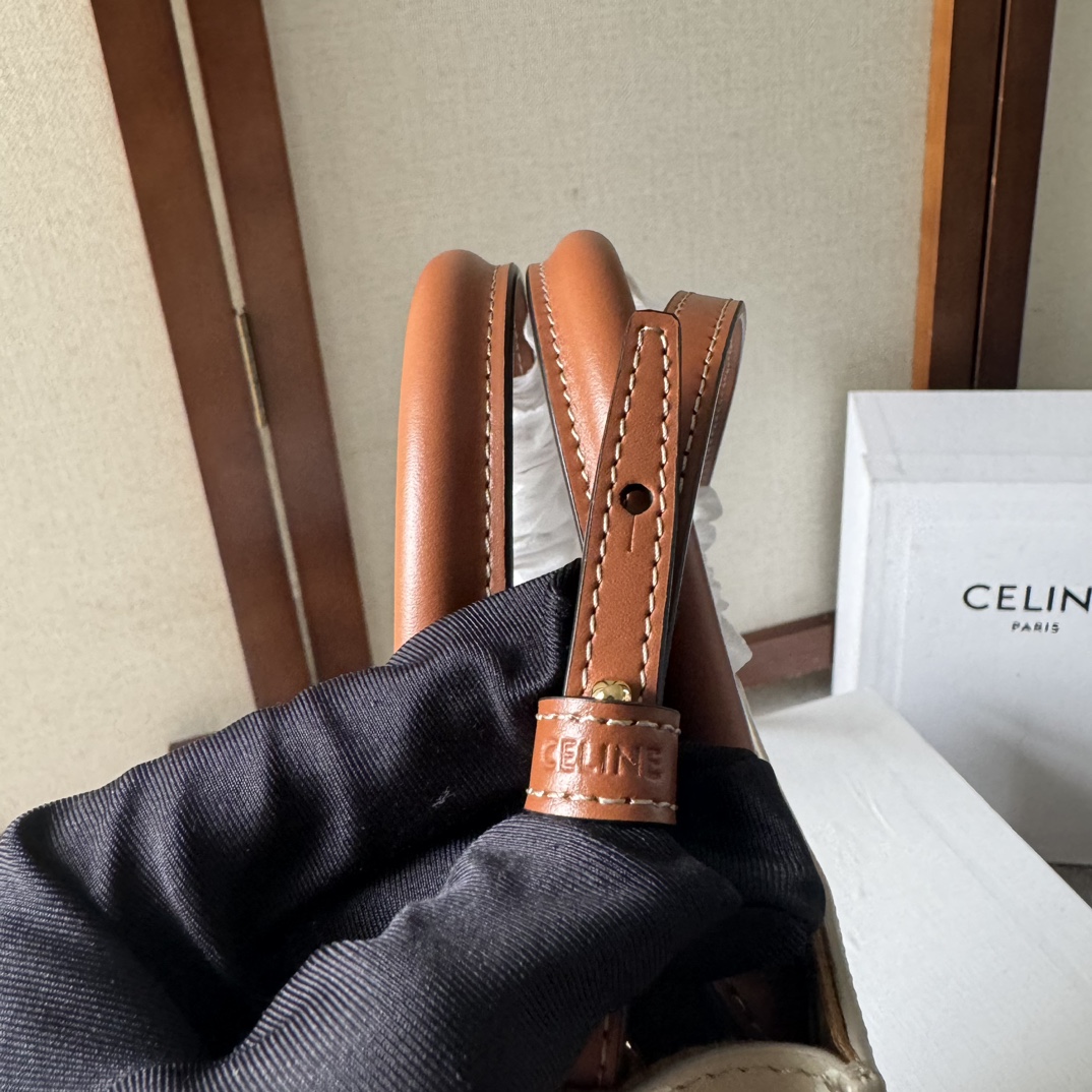 p450。 Celine Triomphe Mini Cabas
搭配小精灵 CP最强阵容〰️简直不要太可爱啦啦～涉猎广众仙姐姐～停止不了的魅力🤳🏻
款号：194372 米棕色
尺寸：17-21-4 （配原版包装）