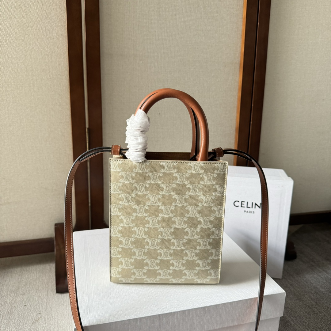 p450。 Celine Triomphe Mini Cabas
搭配小精灵 CP最强阵容〰️简直不要太可爱啦啦～涉猎广众仙姐姐～停止不了的魅力🤳🏻
款号：194372 米棕色
尺寸：17-21-4 （配原版包装）