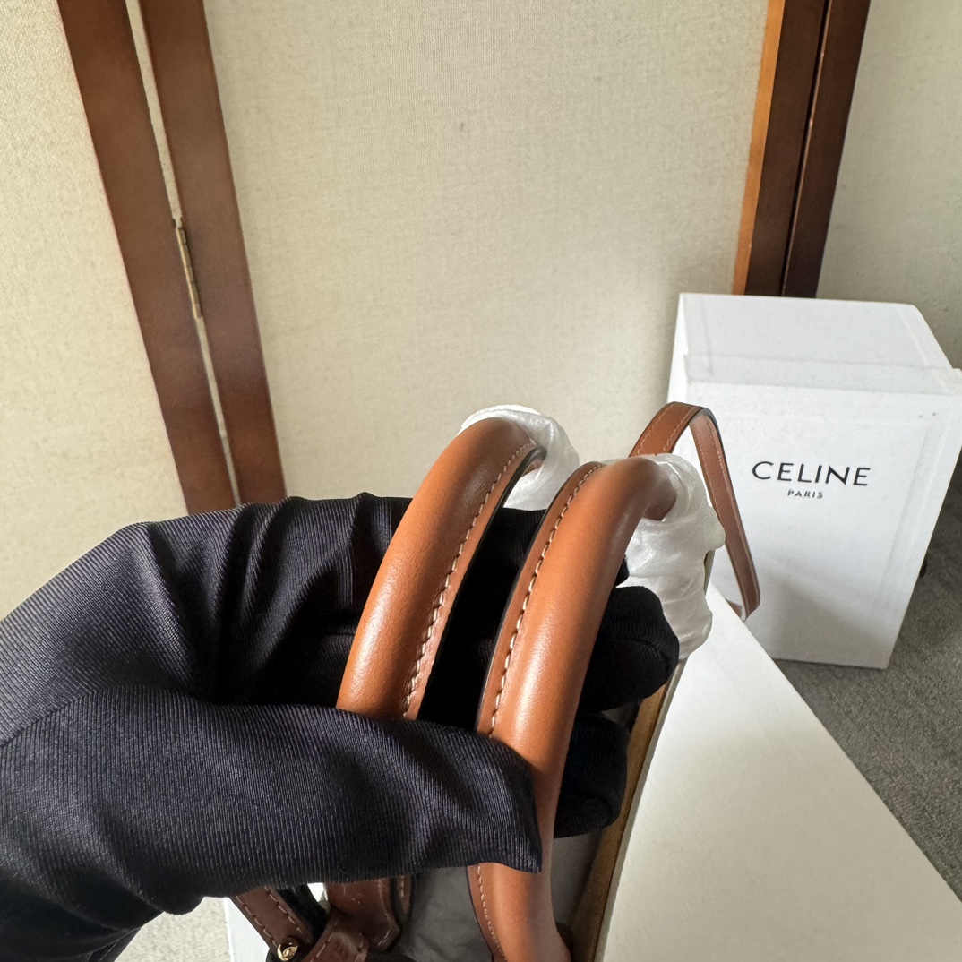 p450。 Celine Triomphe Mini Cabas
搭配小精灵 CP最强阵容〰️简直不要太可爱啦啦～涉猎广众仙姐姐～停止不了的魅力🤳🏻
款号：194372 米棕色
尺寸：17-21-4 （配原版包装）