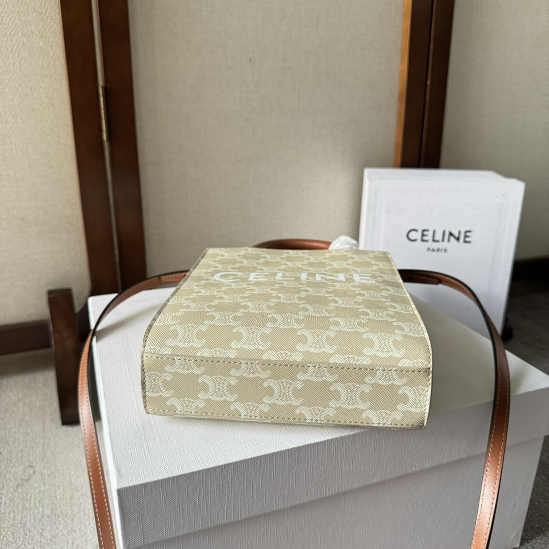 p450。 Celine Triomphe Mini Cabas
搭配小精灵 CP最强阵容〰️简直不要太可爱啦啦～涉猎广众仙姐姐～停止不了的魅力🤳🏻
款号：194372 米棕色
尺寸：17-21-4 （配原版包装）