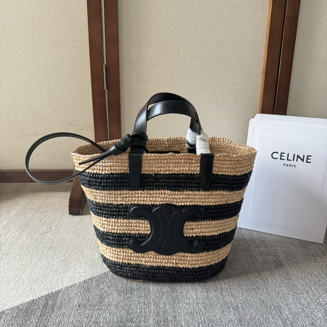 NO:212071,CELINE TEEN Plant material and cowhide leather soft classic bag in midsummer is a straw woven bag. CELINE new straw woven basket bag with full texture, exquisite details, French elegance, full atmosphere. Compared with the previous straw woven bags, the feel is more delicate and the material is softer. Summer must be available. Natural grass pure hand-woven   three-dimensional Arc de Triomphe retro leather label   small inner bag. Note the hand-woven hand-woven handbag, each piece is unique. The size and shape may be slightly different. Plant material, cowhide leather edge, unlined, gold finish, shoulder and handheld, 1 inside removable leather zipper pocket, leather shoulder strap length 36 cm, 2 leather handles length 12 cm Size 21.5 X 22 X 13 cm  No. 115802, celine, celine, celine, espadrilles, cowhide19860909CELINE TEEN 植物材料和牛皮革柔软经典提篮包盛夏是属于草编包的 CELINE新款草编菜篮子包 满分质感 细节精致 法式优雅 氛围感拉满 相比较以往的草编包手感更加细腻 材质更加柔软 夏天必备 天然草纯手工编织 立体凯旋门复古皮标 小内袋包 注手工编织手袋,每件作品皆别具一格.尺寸和造型可能稍有差异. 植物材料,牛皮革包边,无衬里,金色饰面,肩背和手提,1个内侧可拆卸皮革拉链口袋,皮革肩带长36厘米,2个皮革提手长12厘米 尺寸21.5 X 22 X 13厘米 编号115802,赛琳celine,celine,celine,espadrilles,cowhide,Bag