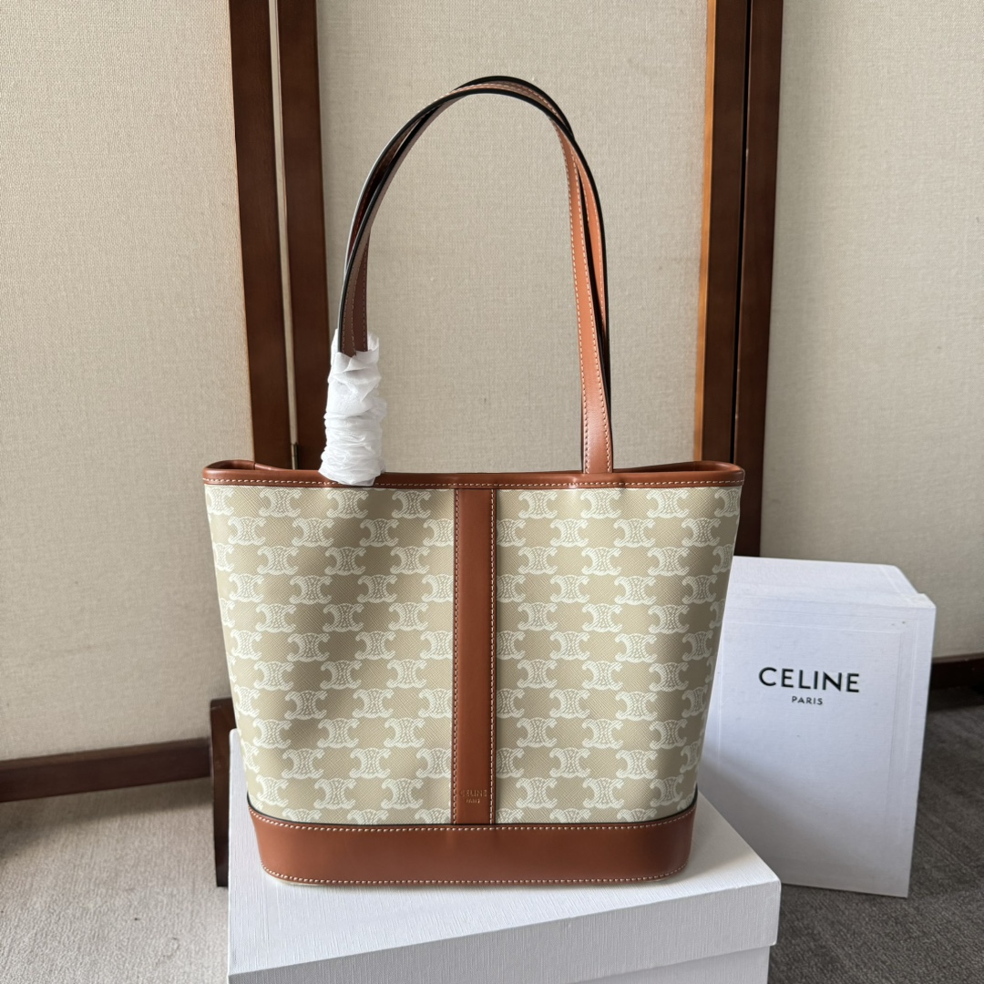 NO:213920,CELIN_E CABAS small logo printed cowhide bag, new product is launched!  The brand new CELINE hand tote~ is really a blessing for small people and a gossip for lazy people [jump] Everyone has to do~ This hand tote is very simple, without an inner liner, a scarf for autumn and winter can be thrown in at will, and has its own zippered inner pocket~ CELINE's presbyopic material is very resistant to fabric and resistant to punching, with a coated cotton base, super satisfying weight, and has a slight waterproof function. Daily drink splashes or water stains can be gently wiped with cotton cloth, which is a very easy-to-main material. This model can be installed with a maximum of 11-inch IPAD tablet. TRIOMPHE CANVAS logo printing, cowhide leather edge, fabric fabric lining, gold finish, shoulder back and hand, snap buckle opening and closing, 1 main compartment, 1 inner zipper pocket, handle length 21.5 cm Size 26.5 X 23 X  12 cm No. 115082, Celine, Celine, Celine, Cowhide19860909CELIN_E CABAS小号标志印花牛皮革手袋 新品上线！全新CELINE的手提托特～真的是小个子的福音也是懒人福音[跳跳]人手必备～ 这只手提托特非常简单,没有内胆,秋冬的围巾可以随手扔进去,自带拉链内里口袋～ CELINE的老花材质没得说就是非常耐造抗打,棉基底加涂层,自重超满意,具有轻微防水功能,日常饮料溅到或者水渍可以用棉布轻轻擦拭处理,是非常好打理的材质 本款型最大可装下11寸IPAD平板电脑 TRIOMPHE CANVAS标志印花,牛皮革包边,织物面料衬里,金色饰面,肩背和手提,按扣开合,1个主隔层,1个内侧拉链口袋,提手长21.5厘米 尺寸26.5 X 23 X 12厘米 编号115082,赛琳celine,celine,celine,cowhide,Bag