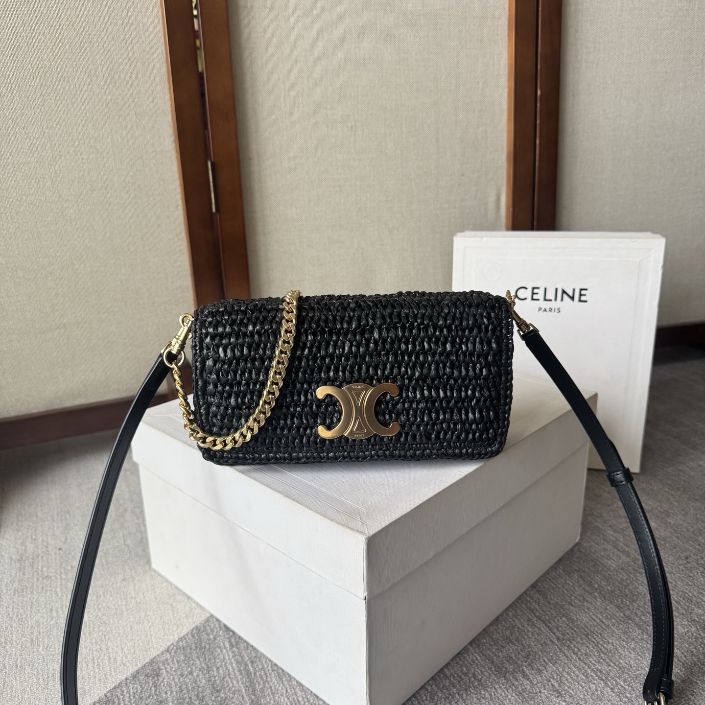 NO:853342,CELINE MULTIPOCHETTE plant material pocket bag, new straw woven pocket bag, perfect texture, exquisite details, salty or sweet, French elegance, full of atmosphere. It also has a detachable short chain + long shoulder strap, multiple carrying methods ~ small and exquisite, perfect for any occasion. Compared with the previous straw woven bag, the new raffia weave feels more delicate and the material is softer. A must-have for summer.  Pay attention to hand-woven handbags, each piece is unique. Size and shape may vary slightly. Natural plant materials, cow leather binding, cow leather lining, gold finish, hand-held, shoulder and cross-body, flap with decorative TRIOMPHE lock, snap button closure, 1 main compartment, 1 flat pocket ① Detachable chain strap, length 24 cm  ②Removable and adjustable leather shoulder strap, minimum length 47cm, maximum length 51cm, size 2319860909CELINE MULTIPOCHETTE植物材料袖珍包  新品草编袖珍包 满分质感 细节精致 可盐可甜 法式优雅 氛围感拉满 同时拥有可拆卸短链条+长肩带 多种背法～ 小巧精致完美适用于任何场合 全新的拉菲草编织相比较以往的草编包手感更加细腻 材质更加柔软 夏天必备 注纯手工编织手袋,每件作品皆别具一格.尺寸和造型可能稍有差异. 天然植物材料,牛皮革包边,牛皮革衬里,金色饰面,手提、肩背和斜挎,翻盖配以装饰性TRIOMPHE锁扣,按扣开合,1个主隔层,1个扁平口袋 ①可拆卸链带,长度24厘米 ②可拆卸和可调节皮革肩带,最小长度47cm,最大长度51cm 尺寸23 X 11X 4厘米 款号110972（配包装）,赛琳【跑量价】,celine,celine,espadrilles,cowhide,Bag