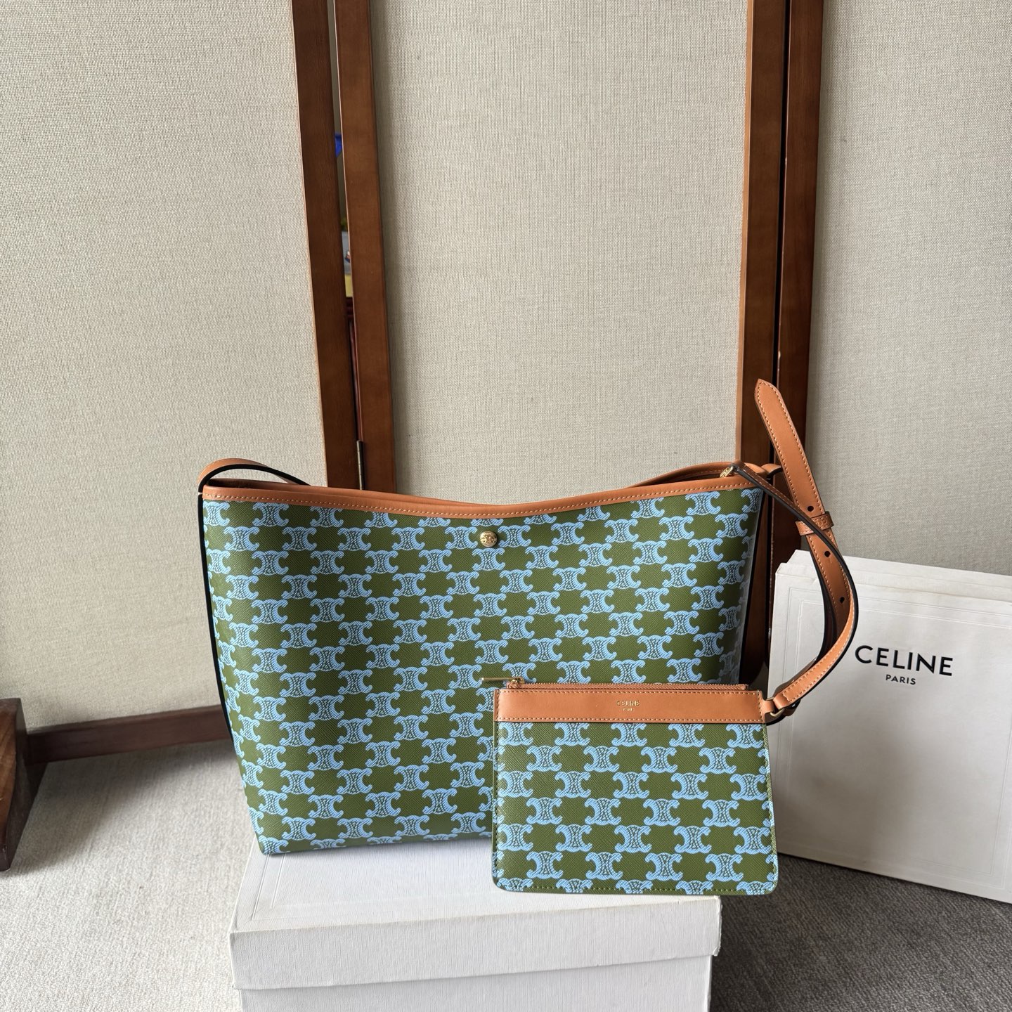 NO:857110,CE SOFT SHOPPER logo printed handbag crossbody and shoulder TRIOMPHE snap closure 1 main compartment 1 internal detachable zipper pocket Adjustable shoulder strap, minimum length 10.24 inches (26 cm), maximum length 13.39 inches (34 cm) Style number 123912 black flower size 32.5x24.5x14cm (with original packaging), Celine [price in volume], celine19860909CE SOFT SHOPPER标志印花手袋 斜挎和肩背 TRIOMPHE按扣开合 1个主隔层 1个内侧可拆卸拉链口袋 可调节肩带,最小长度10.24英寸（26厘米）,最大长度13.39英寸（34厘米） 款号123912 黑花 尺寸32.5x24.5x14cm（配原版包装）,赛琳【跑量价】,celine,Bag