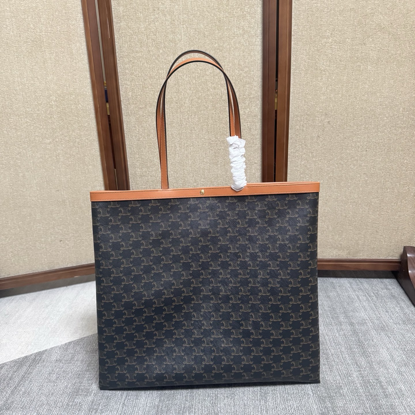 NO:857113,C's latest FLAT SHOER large logo printed handbag logo printed, natural cow leather edge fabric lining gold finish hand and shoulder TRIOMHE snap closure and hook closure 1 main compartment 1 inner zipper pocket Size: (0.519860909C家最新FLAT SHOER大号标志印花手袋标志印花,天然牛皮革包边织物衬里金色饰面手提、肩背 TRIOMHE按扣开合和钩扣 1个主隔层1个内侧拉链袋 尺寸:（0.5 X 42 X 45.5厘米） 编号123842,赛琳【跑量价】,celine,chanel,cowhide,Bag
