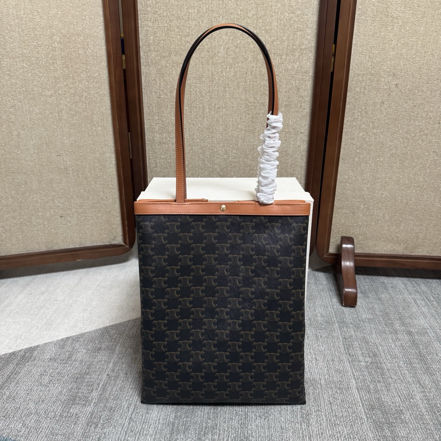 NO:857135,C's latest FLAT SHOER medium logo printed handbag with logo printed, natural cow leather edged fabric lining, gold finish, hand and shoulder bag, TRIOMHE snap closure and hook closure, 1 main compartment, 1 inner zipper pocket, size: (2819860909C家最新FLAT SHOER中号标志印花手袋标志印花,天然牛皮革包边织物衬里金色饰面手提、肩背 TRIOMHE按扣开合和钩扣 1个主隔层1个内侧拉链袋 尺寸:（28 X 33 X 0.5厘米） 型号123832,赛琳【跑量价】,celine,chanel,cowhide,Bag