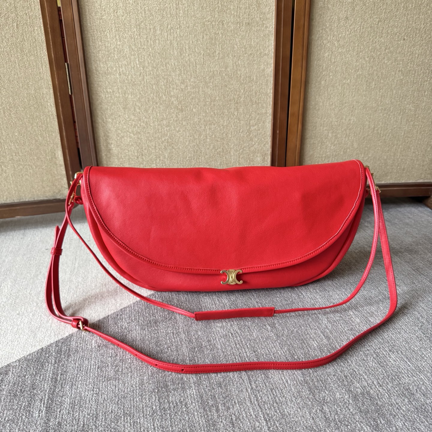 NO:853189,The new series of A CE Halfmoon bags are based on soft and shiny sheep leather, combining rounded lines and three-dimensional tailoring, emphasizing the dual consideration of function and shape. The iconic Triome magnetic buckle has been miniaturized and integrated into the bag body in a more restrained form. The two bag types, Besace and curved Half Moon, can be carried on the shoulder or cross-body, taking into account the needs of daily and urban multi-scenarios, building an everyday French style silhouette between lightness and practicality. Soft  Triome's fine handling of materials, craftsmanship and proportions embodies CELINE's aesthetic philosophy of building strength in silence. From low-key colors to exquisite metal details, it is not only a modern interpretation of the brand's classics, but also Michael Rider's new writing of the language of contemporary women's bags. Style number: 124142 Size: 46x19x10cm (with original packaging), Celine [price based on volume], celine, celine, sheepskin19860909A CE Halfmoon半月包 新系列以柔软亮泽的羊皮革为基调,结合圆润线条与立体剪裁, 强调功能与造型的双重兼顾.标志性Triome磁吸式扣饰经过微 缩设计,以更加内敛的形式融入包体.两种包型一翻盖 Besace与弧形Half Moon,皆可肩背或斜挎,兼顾日常与都市 多场景需求,在轻盈与实用之间构建日常的法式风格轮廓. Soft Triome在材质、工艺与比例上的精细处理,体现了 CELINE在静谧中构建力量的审美哲学.从低调色系到精致金属 细节,它不仅是对品牌经典的现代诠释,也是Michael Rider对 当代女性包袋语言的全新书写 款号: 124142 尺寸:46x19x10cm(配原版包装),赛琳【跑量价】,celine,celine,sheepskin,Bag