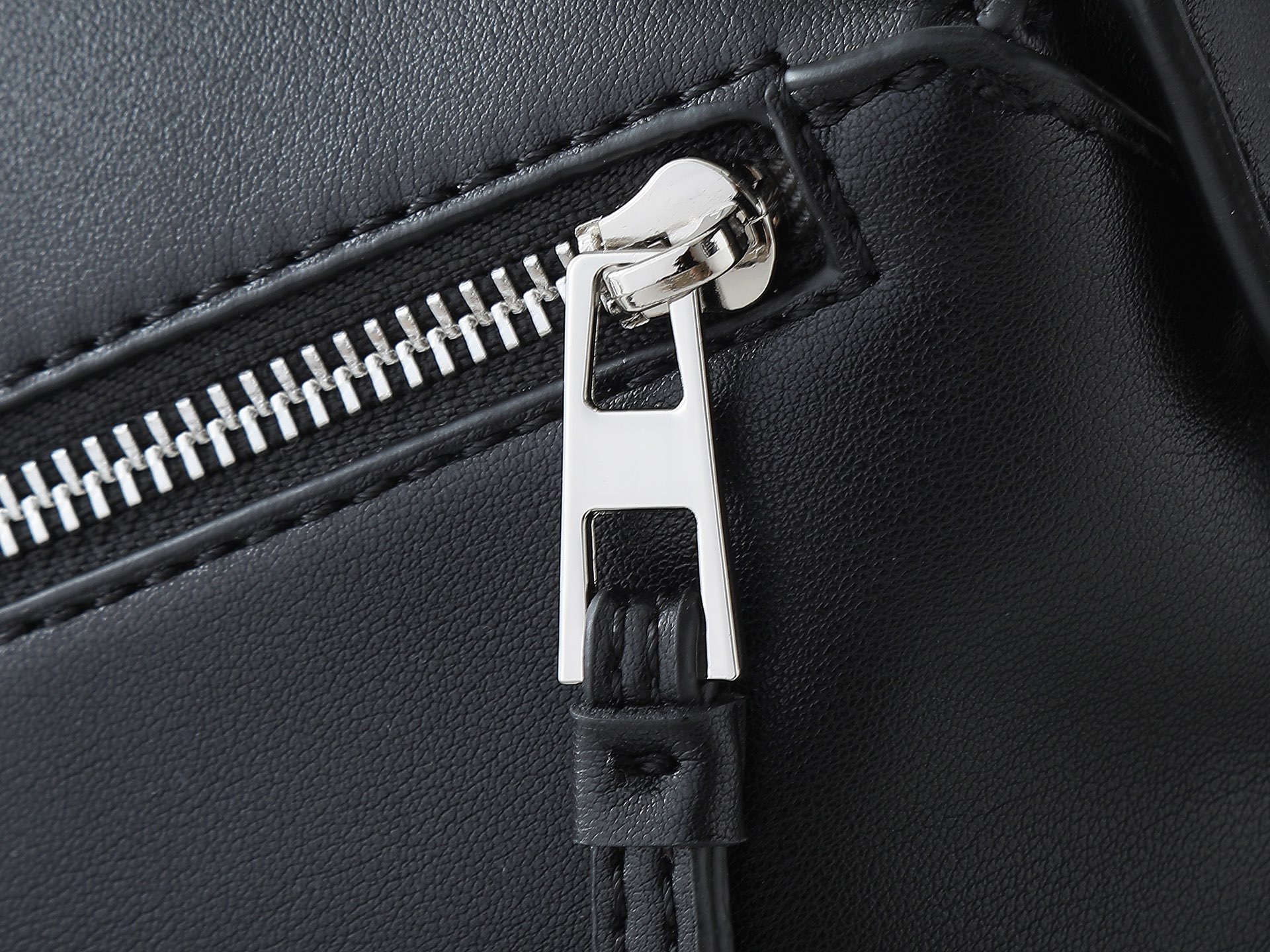 P280黑色平纹
Loewe 新版本新款 小号经典粒面牛皮革 zzle 腰包＊长方体形状和精确的切割技术创造了zzle 独特的几何线条这款小号腰包采用经典粒面 牛皮革制成，饰有重叠边缘。可 肩背或斜挎＊可调节肩带配有金属搭扣开合，刻有LOEW徽标＊拉链开合，牛皮革拉链头＊外部拉链口袋和内部插袋＊一个外部拉链袋＊人字纹棉质帆布衬里＊Anagram 压纹
size:25*17*
型号：052344-P60XAw-50500-3008