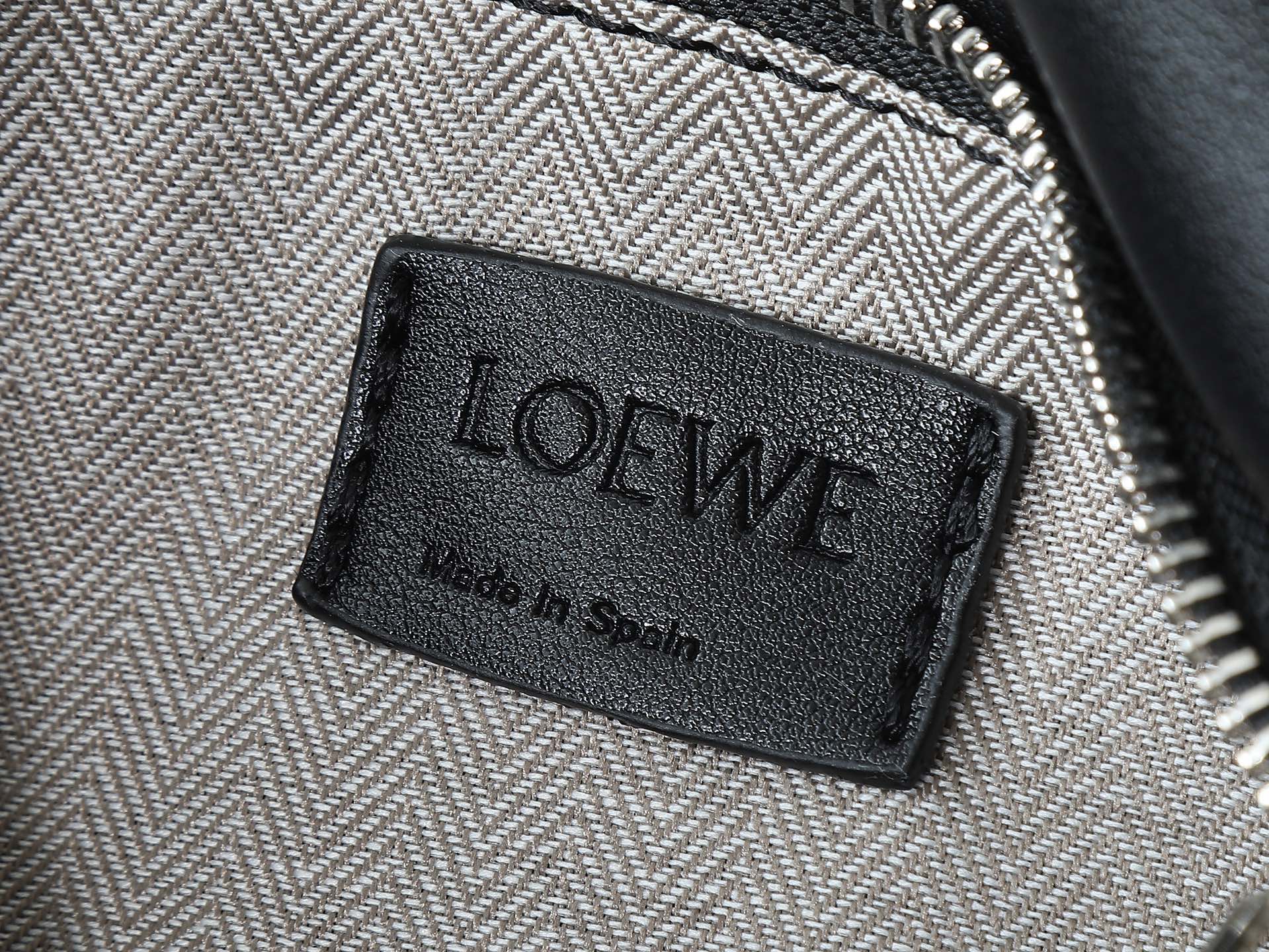 P280黑色平纹
Loewe 新版本新款 小号经典粒面牛皮革 zzle 腰包＊长方体形状和精确的切割技术创造了zzle 独特的几何线条这款小号腰包采用经典粒面 牛皮革制成，饰有重叠边缘。可 肩背或斜挎＊可调节肩带配有金属搭扣开合，刻有LOEW徽标＊拉链开合，牛皮革拉链头＊外部拉链口袋和内部插袋＊一个外部拉链袋＊人字纹棉质帆布衬里＊Anagram 压纹
size:25*17*
型号：052344-P60XAw-50500-3008