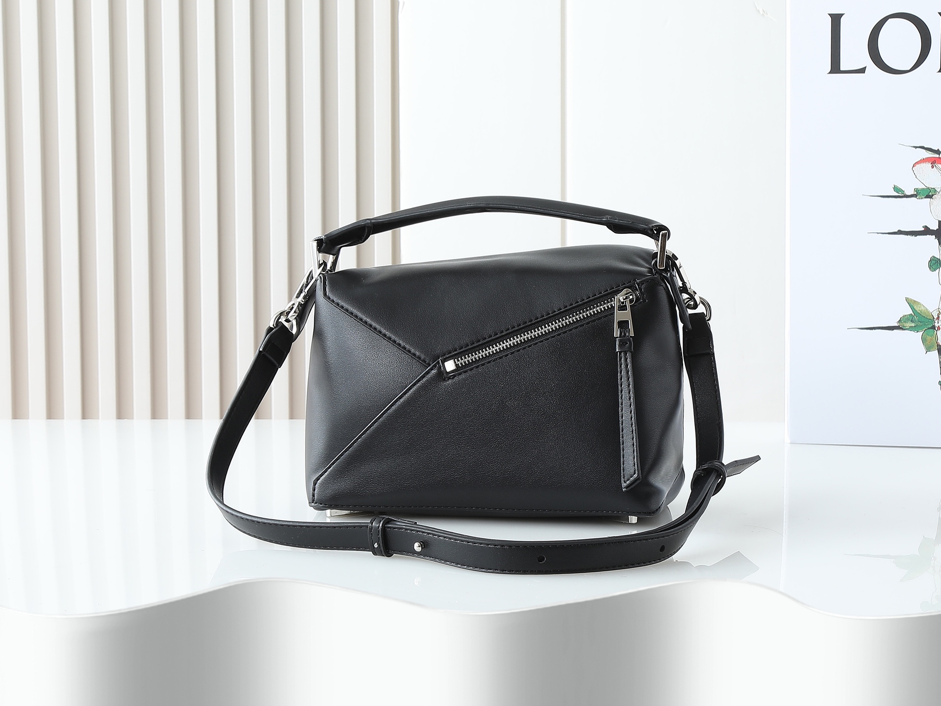 P280黑色平纹
Loewe 新版本新款 小号经典粒面牛皮革 zzle 腰包＊长方体形状和精确的切割技术创造了zzle 独特的几何线条这款小号腰包采用经典粒面 牛皮革制成，饰有重叠边缘。可 肩背或斜挎＊可调节肩带配有金属搭扣开合，刻有LOEW徽标＊拉链开合，牛皮革拉链头＊外部拉链口袋和内部插袋＊一个外部拉链袋＊人字纹棉质帆布衬里＊Anagram 压纹
size:25*17*
型号：052344-P60XAw-50500-3008