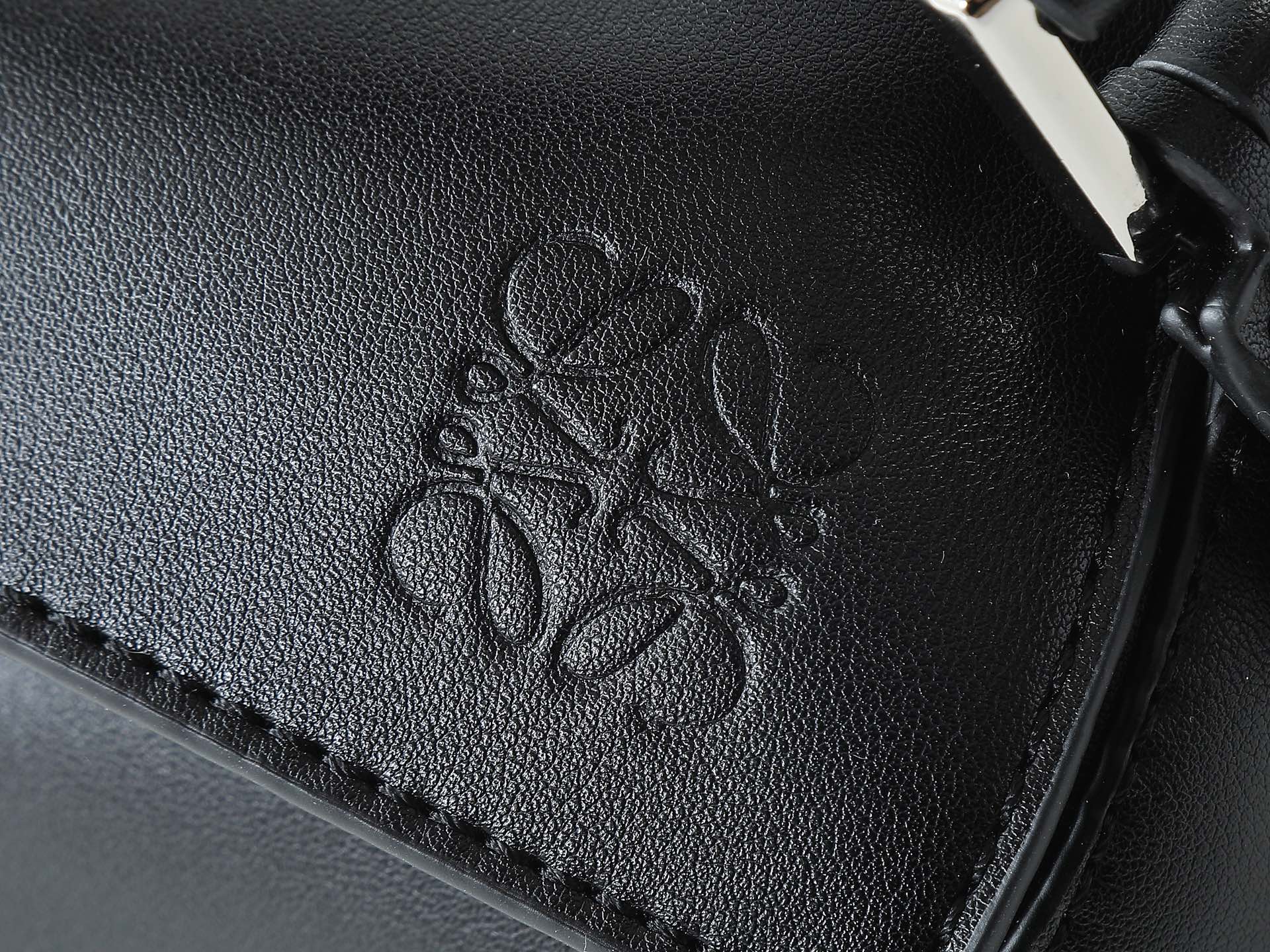 P280黑色平纹
Loewe 新版本新款 小号经典粒面牛皮革 zzle 腰包＊长方体形状和精确的切割技术创造了zzle 独特的几何线条这款小号腰包采用经典粒面 牛皮革制成，饰有重叠边缘。可 肩背或斜挎＊可调节肩带配有金属搭扣开合，刻有LOEW徽标＊拉链开合，牛皮革拉链头＊外部拉链口袋和内部插袋＊一个外部拉链袋＊人字纹棉质帆布衬里＊Anagram 压纹
size:25*17*
型号：052344-P60XAw-50500-3008