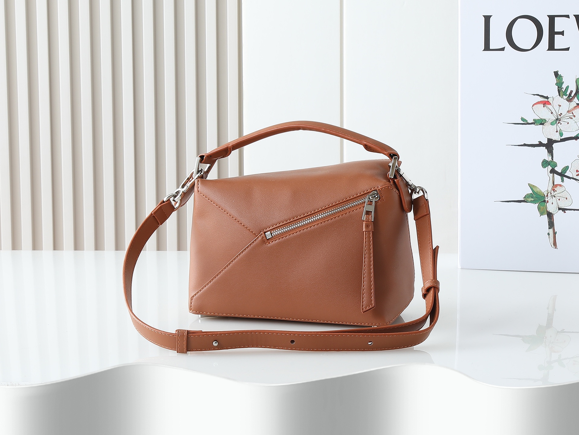 P280焦糖平纹
Loewe 新版本新款 小号经典粒面牛皮革 zzle 腰包*长方体形状和精确的切割技术创造了zzle 独特的几何线条这款小号腰包采用经典粒面 牛皮革制成,饰有重叠边缘。可 肩背或斜挎*可调节肩带配有金属搭扣开合,刻有LOEW徽标*拉链开合,牛皮革拉链头*外部拉链口袋和内部插袋*一个外部拉链袋*人字纹棉质帆布衬里*Anagram 压纹
size:25*17*
型号:052344-P60XAw-50500-3008