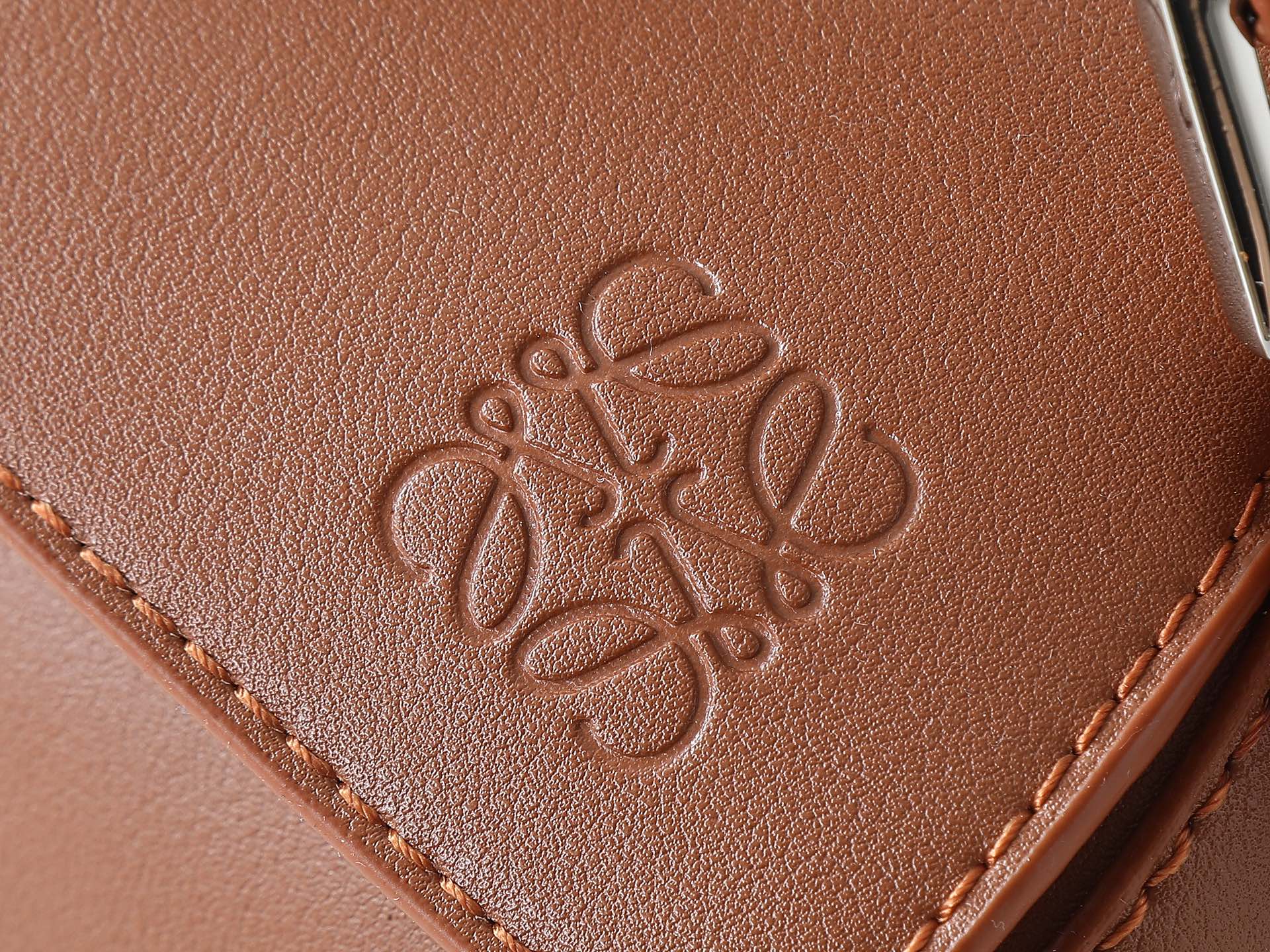 P280焦糖平纹
Loewe 新版本新款 小号经典粒面牛皮革 zzle 腰包*长方体形状和精确的切割技术创造了zzle 独特的几何线条这款小号腰包采用经典粒面 牛皮革制成,饰有重叠边缘。可 肩背或斜挎*可调节肩带配有金属搭扣开合,刻有LOEW徽标*拉链开合,牛皮革拉链头*外部拉链口袋和内部插袋*一个外部拉链袋*人字纹棉质帆布衬里*Anagram 压纹
size:25*17*
型号:052344-P60XAw-50500-3008