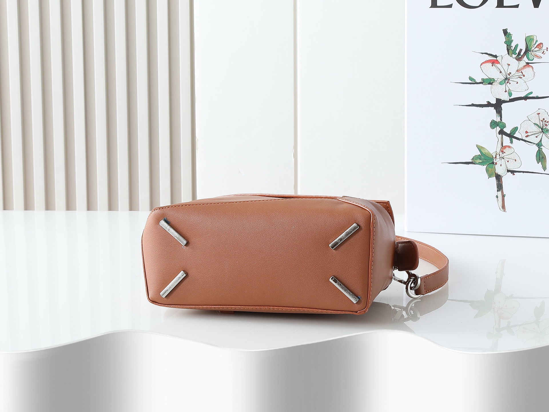 P280焦糖平纹
Loewe 新版本新款 小号经典粒面牛皮革 zzle 腰包*长方体形状和精确的切割技术创造了zzle 独特的几何线条这款小号腰包采用经典粒面 牛皮革制成,饰有重叠边缘。可 肩背或斜挎*可调节肩带配有金属搭扣开合,刻有LOEW徽标*拉链开合,牛皮革拉链头*外部拉链口袋和内部插袋*一个外部拉链袋*人字纹棉质帆布衬里*Anagram 压纹
size:25*17*
型号:052344-P60XAw-50500-3008