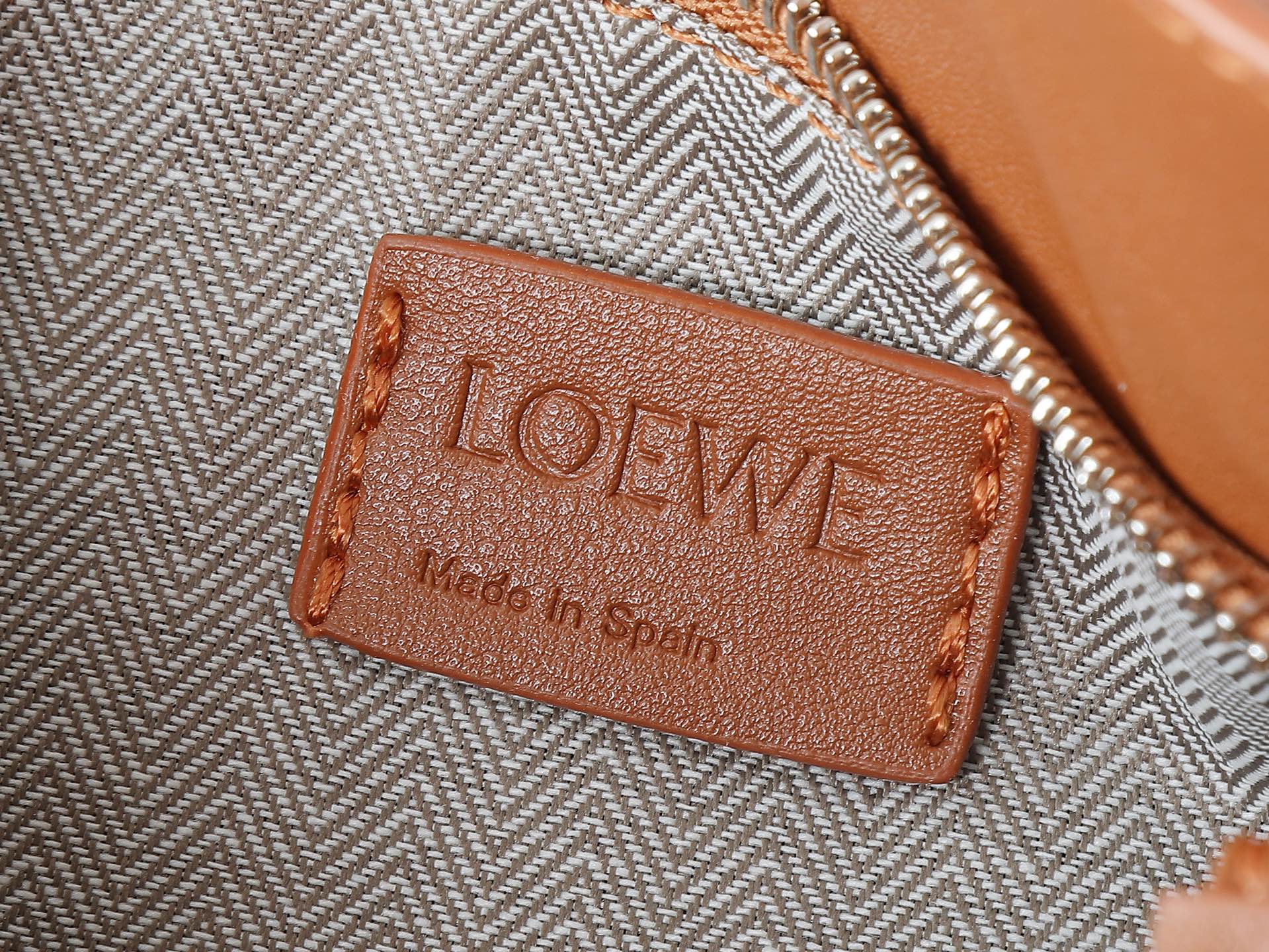 P280焦糖平纹
Loewe 新版本新款 小号经典粒面牛皮革 zzle 腰包*长方体形状和精确的切割技术创造了zzle 独特的几何线条这款小号腰包采用经典粒面 牛皮革制成,饰有重叠边缘。可 肩背或斜挎*可调节肩带配有金属搭扣开合,刻有LOEW徽标*拉链开合,牛皮革拉链头*外部拉链口袋和内部插袋*一个外部拉链袋*人字纹棉质帆布衬里*Anagram 压纹
size:25*17*
型号:052344-P60XAw-50500-3008