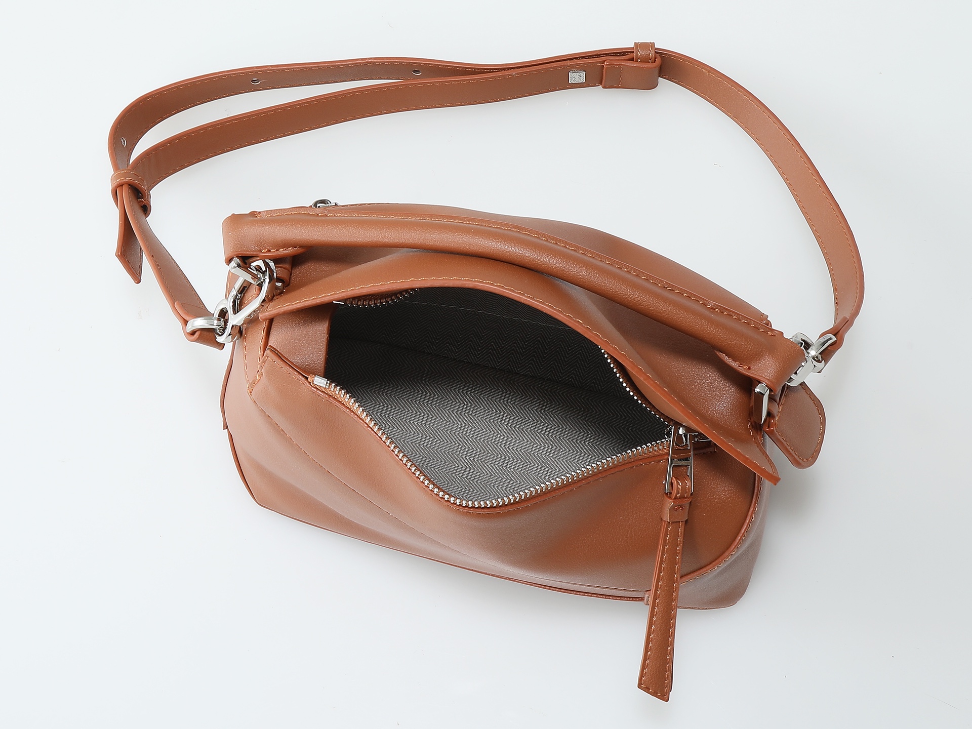 P280焦糖平纹
Loewe 新版本新款 小号经典粒面牛皮革 zzle 腰包*长方体形状和精确的切割技术创造了zzle 独特的几何线条这款小号腰包采用经典粒面 牛皮革制成,饰有重叠边缘。可 肩背或斜挎*可调节肩带配有金属搭扣开合,刻有LOEW徽标*拉链开合,牛皮革拉链头*外部拉链口袋和内部插袋*一个外部拉链袋*人字纹棉质帆布衬里*Anagram 压纹
size:25*17*
型号:052344-P60XAw-50500-3008