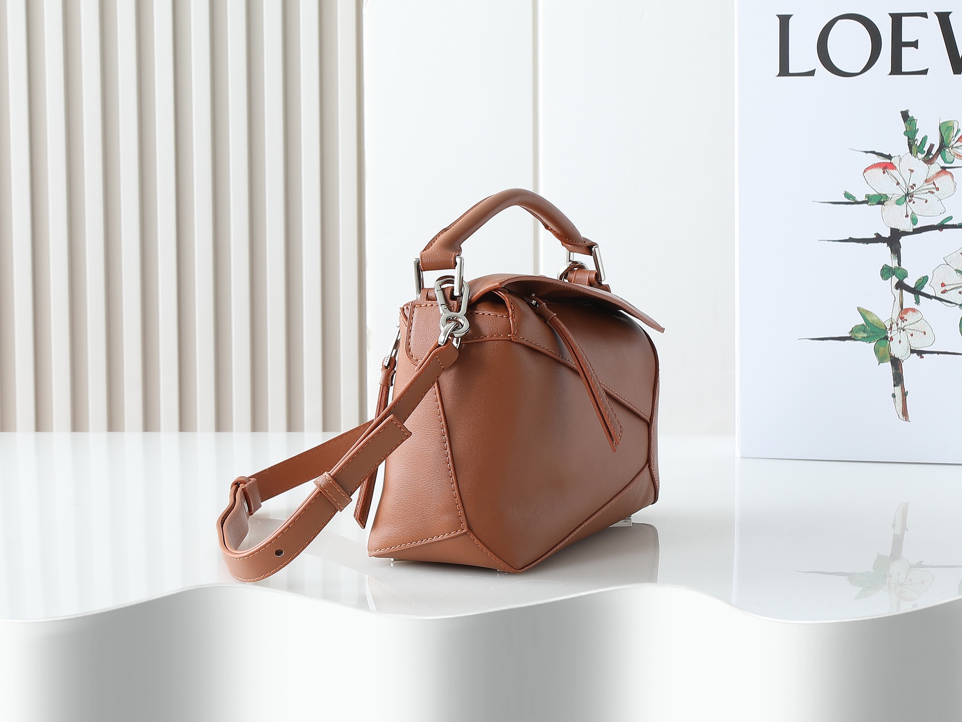 P280焦糖平纹
Loewe 新版本新款 小号经典粒面牛皮革 zzle 腰包*长方体形状和精确的切割技术创造了zzle 独特的几何线条这款小号腰包采用经典粒面 牛皮革制成,饰有重叠边缘。可 肩背或斜挎*可调节肩带配有金属搭扣开合,刻有LOEW徽标*拉链开合,牛皮革拉链头*外部拉链口袋和内部插袋*一个外部拉链袋*人字纹棉质帆布衬里*Anagram 压纹
size:25*17*
型号:052344-P60XAw-50500-3008