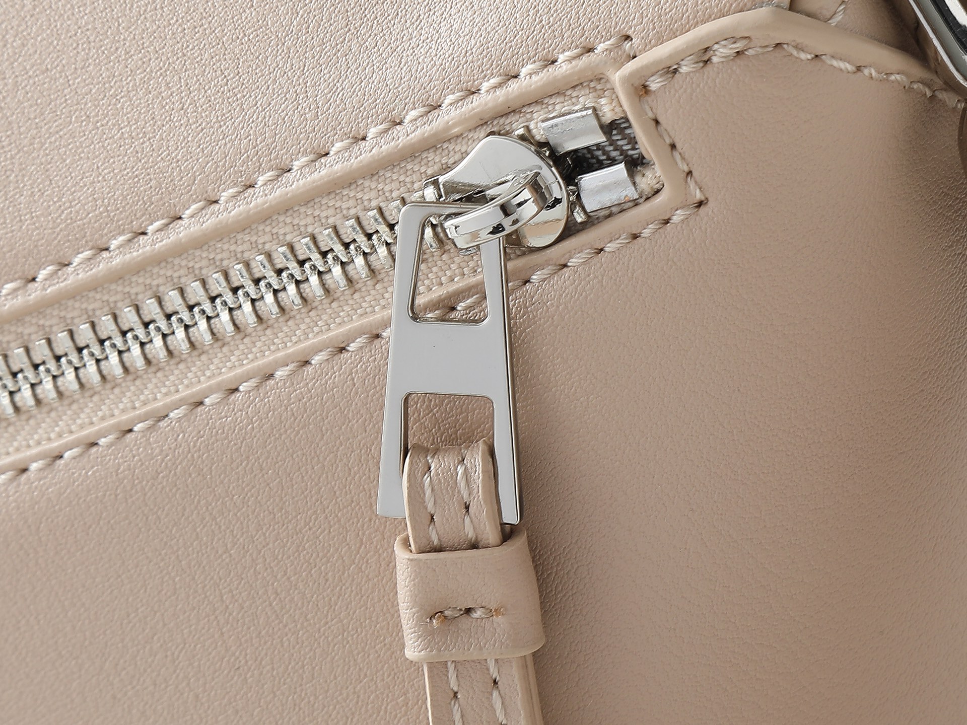 P280奶茶平纹
Loewe 新版本新款 小号经典粒面牛皮革 zzle 腰包*长方体形状和精确的切割技术创造了zzle 独特的几何线条这款小号腰包采用经典粒面 牛皮革制成,饰有重叠边缘。可 肩背或斜挎*可调节肩带配有金属搭扣开合,刻有LOEW徽标*拉链开合,牛皮革拉链头*外部拉链口袋和内部插袋*一个外部拉链袋*人字纹棉质帆布衬里*Anagram 压纹
size:25*17*
型号:052344-P60XAw-50500-3008