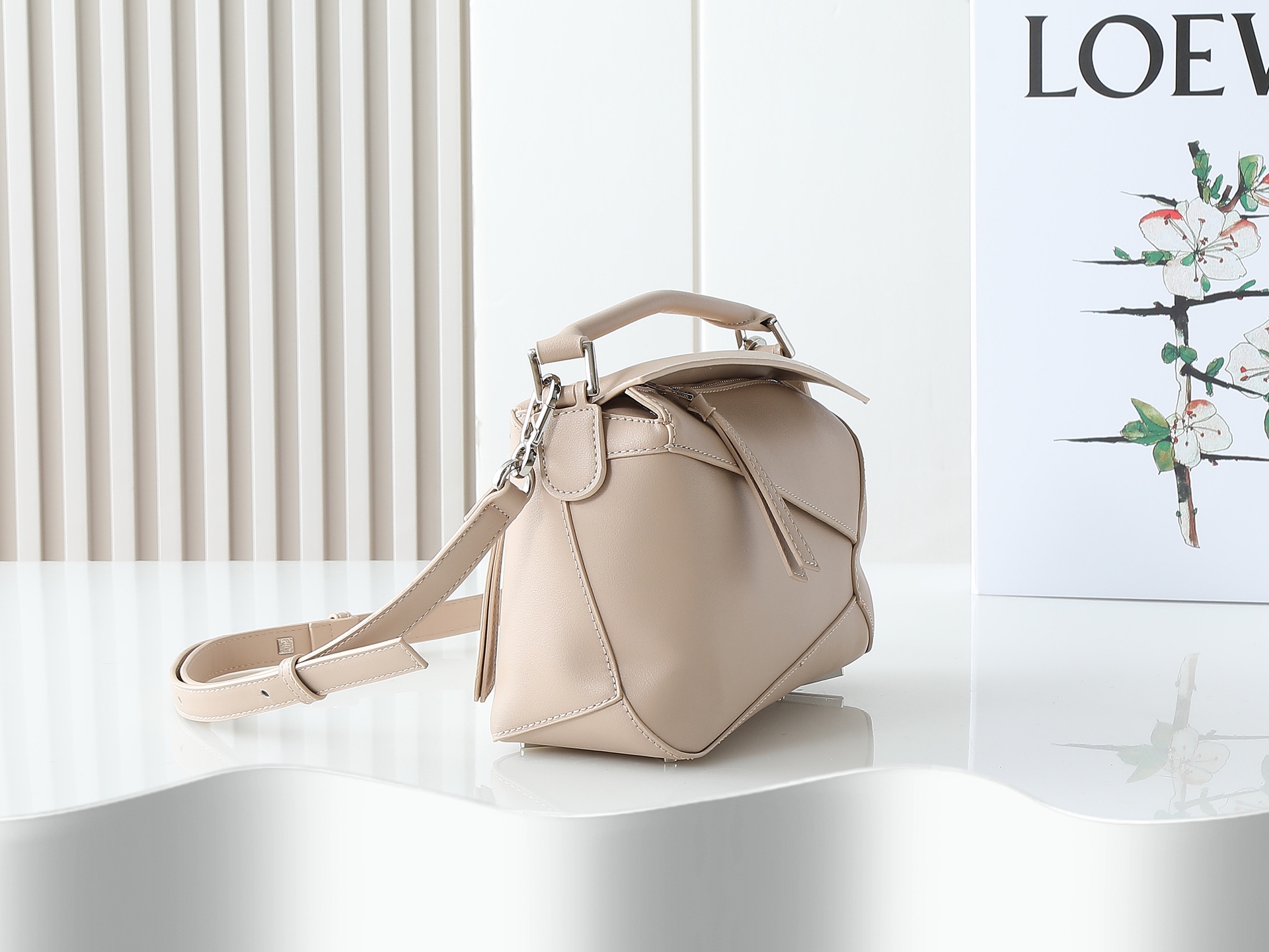 P280奶茶平纹
Loewe 新版本新款 小号经典粒面牛皮革 zzle 腰包*长方体形状和精确的切割技术创造了zzle 独特的几何线条这款小号腰包采用经典粒面 牛皮革制成,饰有重叠边缘。可 肩背或斜挎*可调节肩带配有金属搭扣开合,刻有LOEW徽标*拉链开合,牛皮革拉链头*外部拉链口袋和内部插袋*一个外部拉链袋*人字纹棉质帆布衬里*Anagram 压纹
size:25*17*
型号:052344-P60XAw-50500-3008