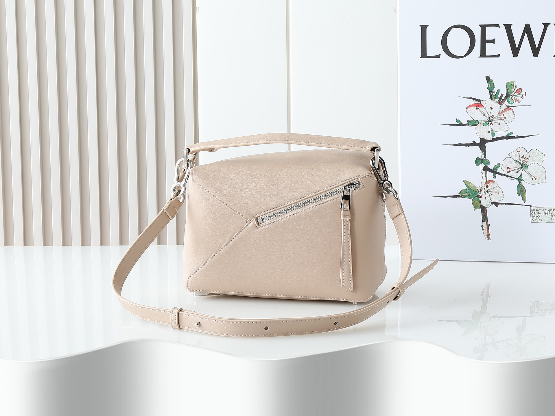 P280奶茶平纹
Loewe 新版本新款 小号经典粒面牛皮革 zzle 腰包*长方体形状和精确的切割技术创造了zzle 独特的几何线条这款小号腰包采用经典粒面 牛皮革制成,饰有重叠边缘。可 肩背或斜挎*可调节肩带配有金属搭扣开合,刻有LOEW徽标*拉链开合,牛皮革拉链头*外部拉链口袋和内部插袋*一个外部拉链袋*人字纹棉质帆布衬里*Anagram 压纹
size:25*17*
型号:052344-P60XAw-50500-3008