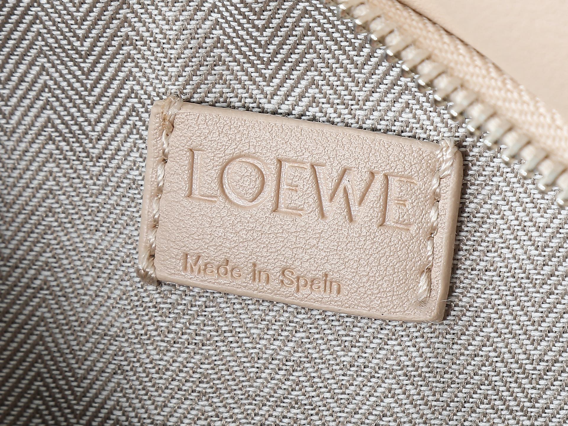 P280奶茶平纹
Loewe 新版本新款 小号经典粒面牛皮革 zzle 腰包*长方体形状和精确的切割技术创造了zzle 独特的几何线条这款小号腰包采用经典粒面 牛皮革制成,饰有重叠边缘。可 肩背或斜挎*可调节肩带配有金属搭扣开合,刻有LOEW徽标*拉链开合,牛皮革拉链头*外部拉链口袋和内部插袋*一个外部拉链袋*人字纹棉质帆布衬里*Anagram 压纹
size:25*17*
型号:052344-P60XAw-50500-3008