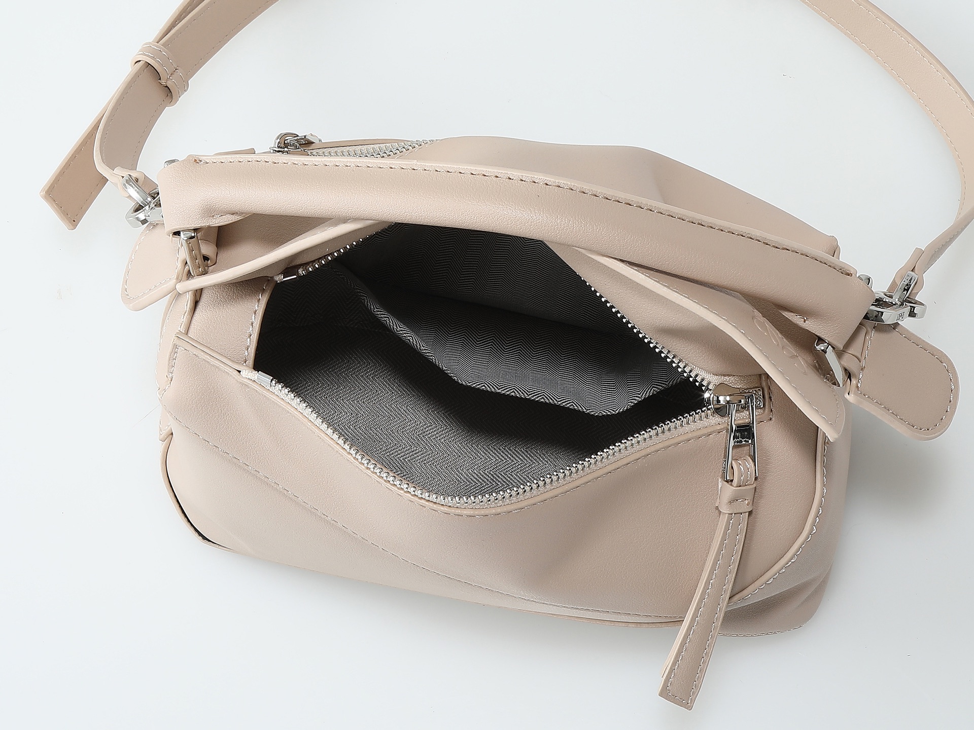 P280奶茶平纹
Loewe 新版本新款 小号经典粒面牛皮革 zzle 腰包*长方体形状和精确的切割技术创造了zzle 独特的几何线条这款小号腰包采用经典粒面 牛皮革制成,饰有重叠边缘。可 肩背或斜挎*可调节肩带配有金属搭扣开合,刻有LOEW徽标*拉链开合,牛皮革拉链头*外部拉链口袋和内部插袋*一个外部拉链袋*人字纹棉质帆布衬里*Anagram 压纹
size:25*17*
型号:052344-P60XAw-50500-3008