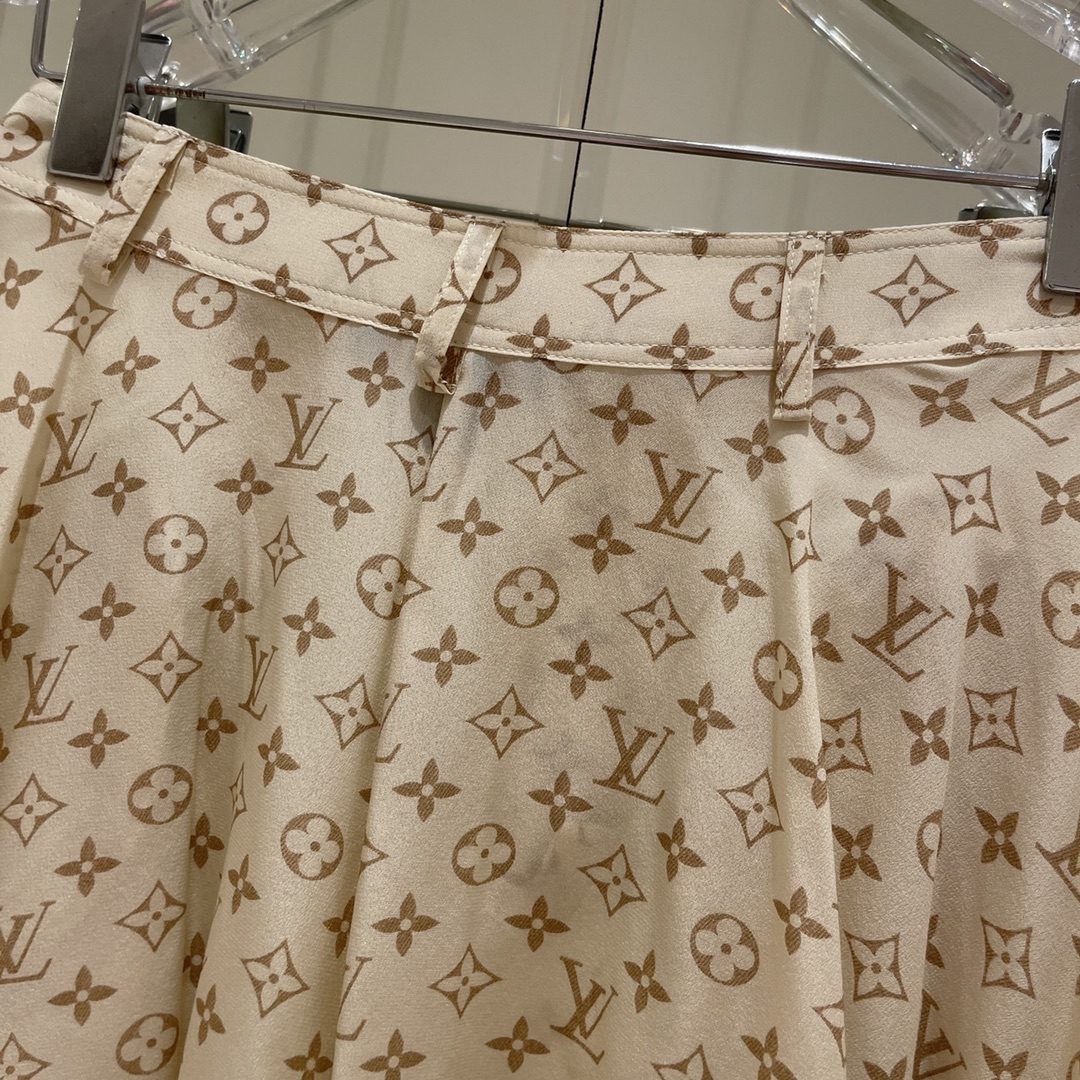 Title: Original Women’s Suit with Tacks and Silk Skirt for Spring Summary: Hardcore suit with tacks, soft silk skirt in sizes 36-40 for spring fashion. - 图片 7